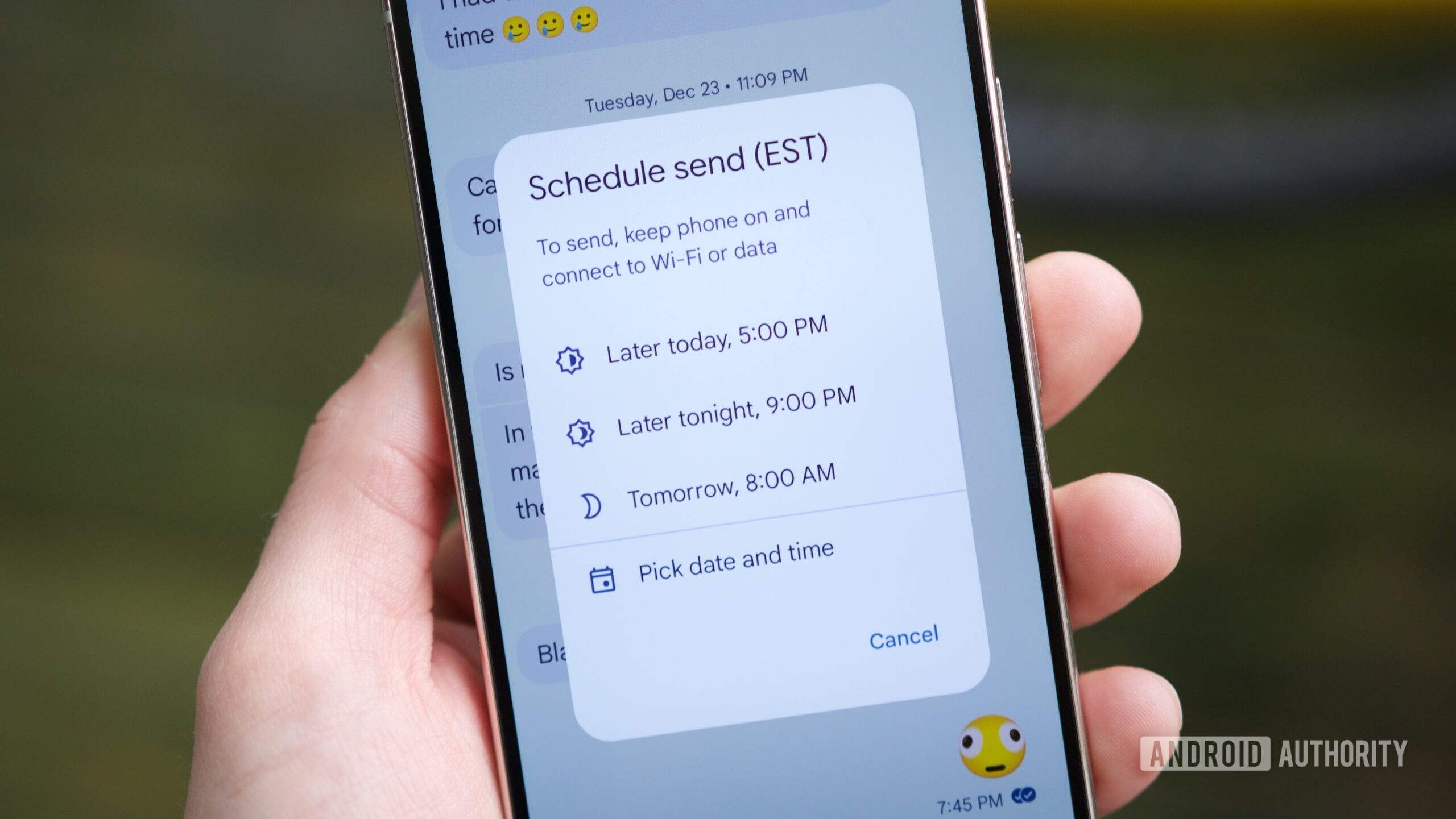 Scheduling a text in Google Messages.