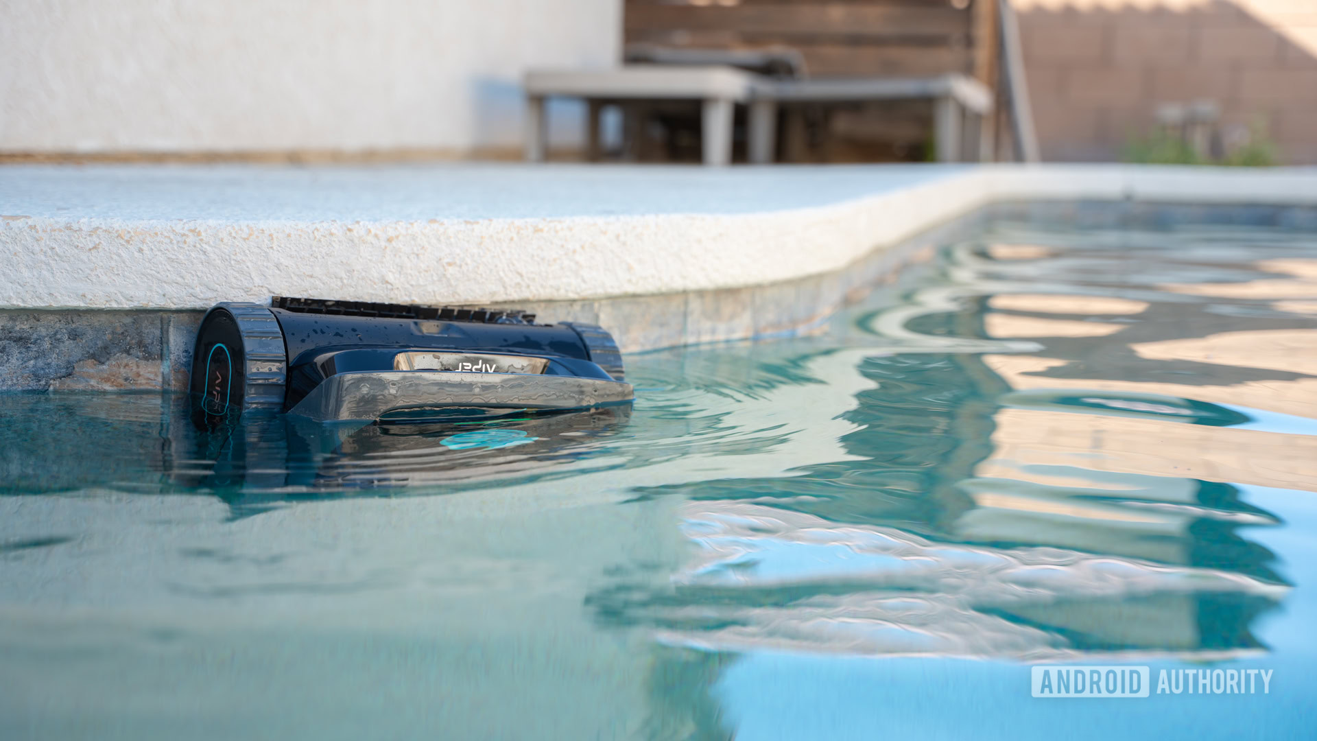 Aiper Scuba V3 cleaning pool edge 3