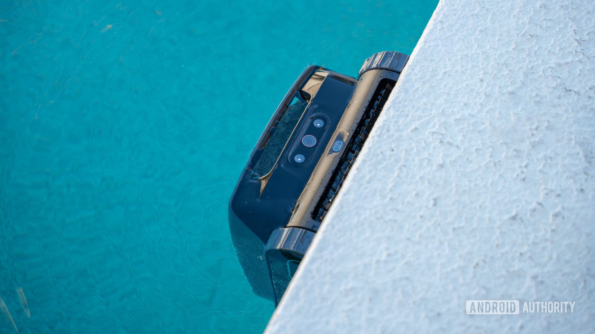 Aiper Scuba V3 cleaning pool edge 5