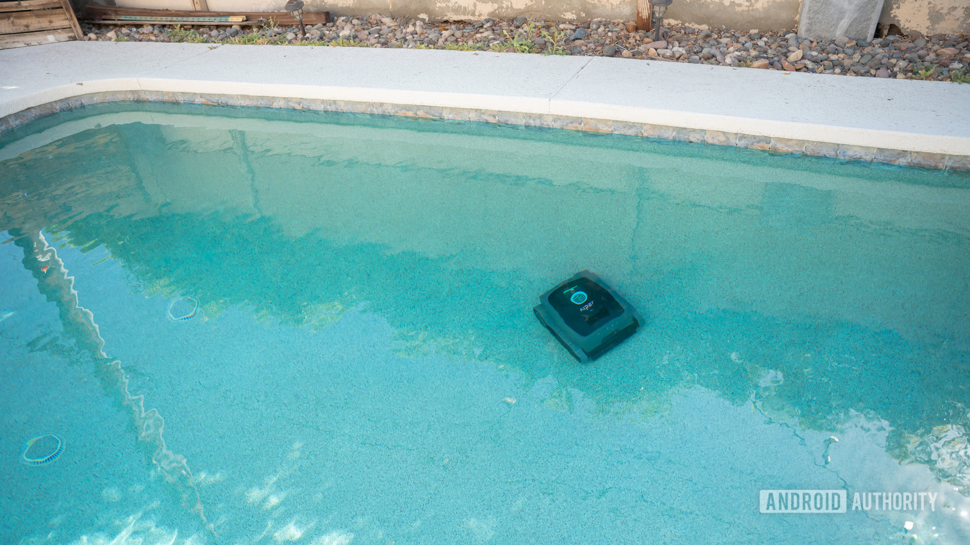 Aiper Scuba V3 inside pool 2
