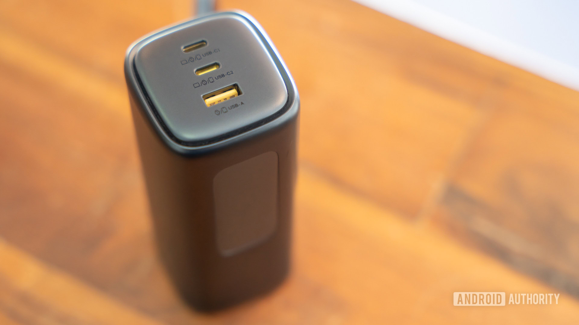Baseus MiFi Poweer bank at coffee shop 6