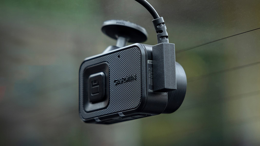 Garmin Dash Cam Mini 3 on windshield showing back