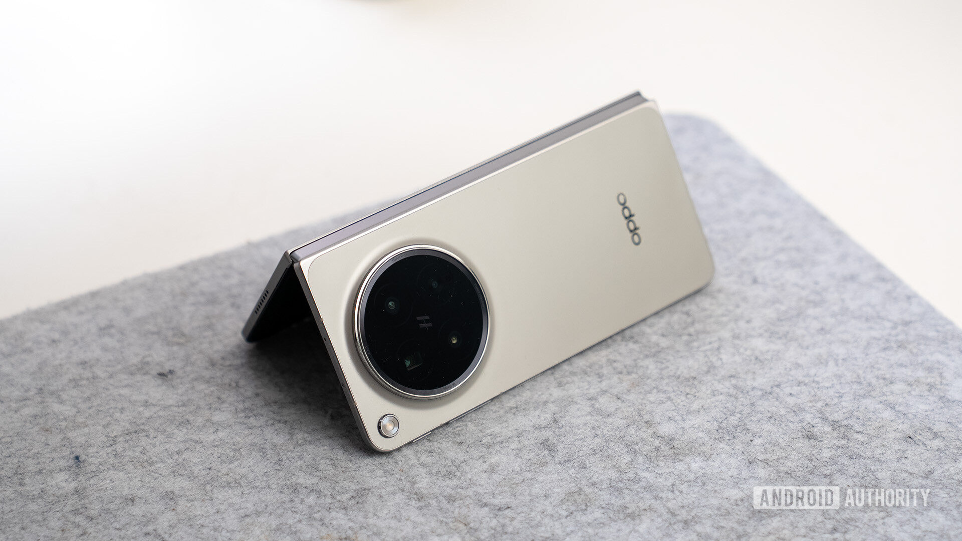 Oppo Find N6 V shape