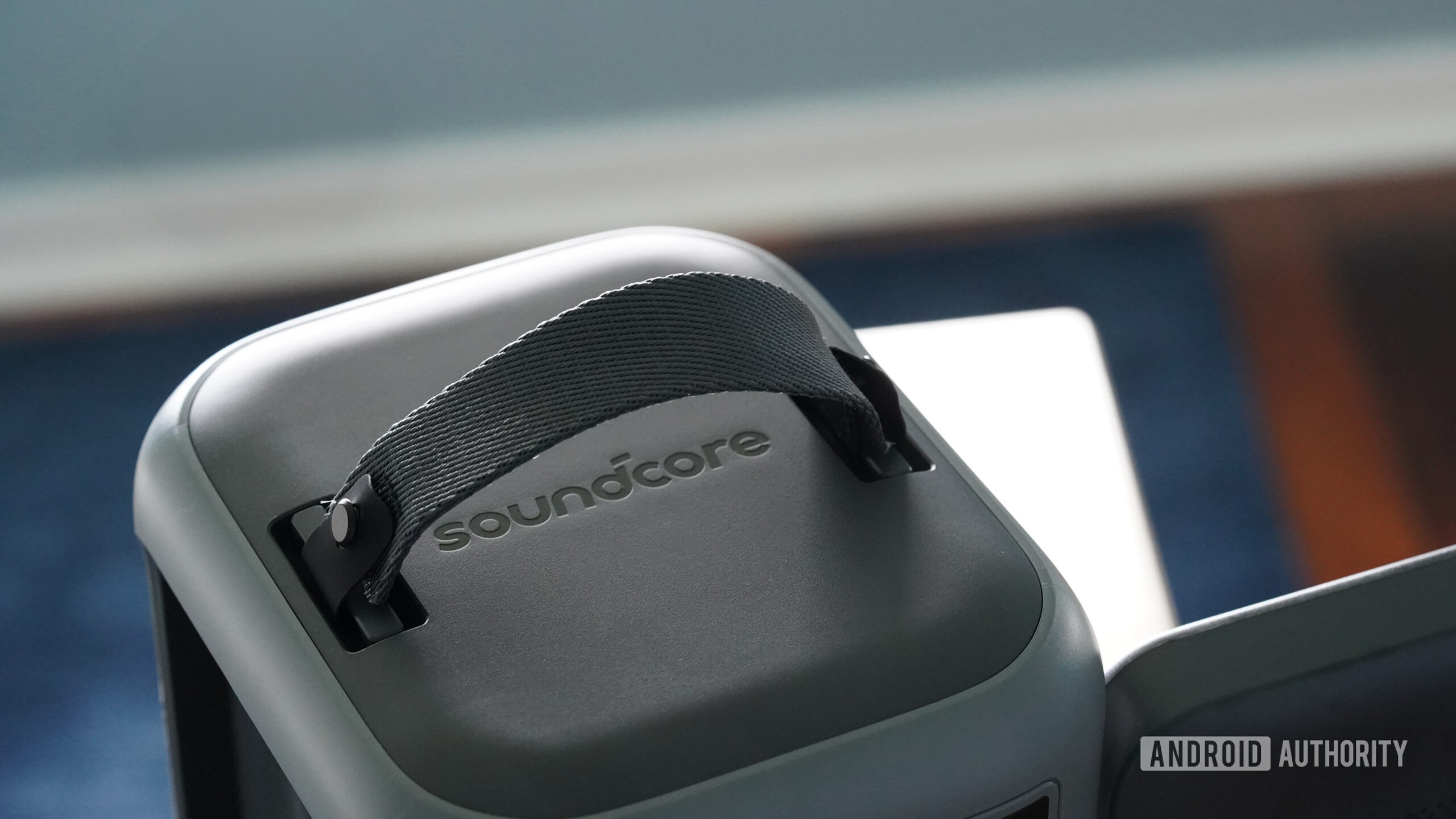 The integrated nylon handle on the Soundcore Nebula P1i makes it more portable.