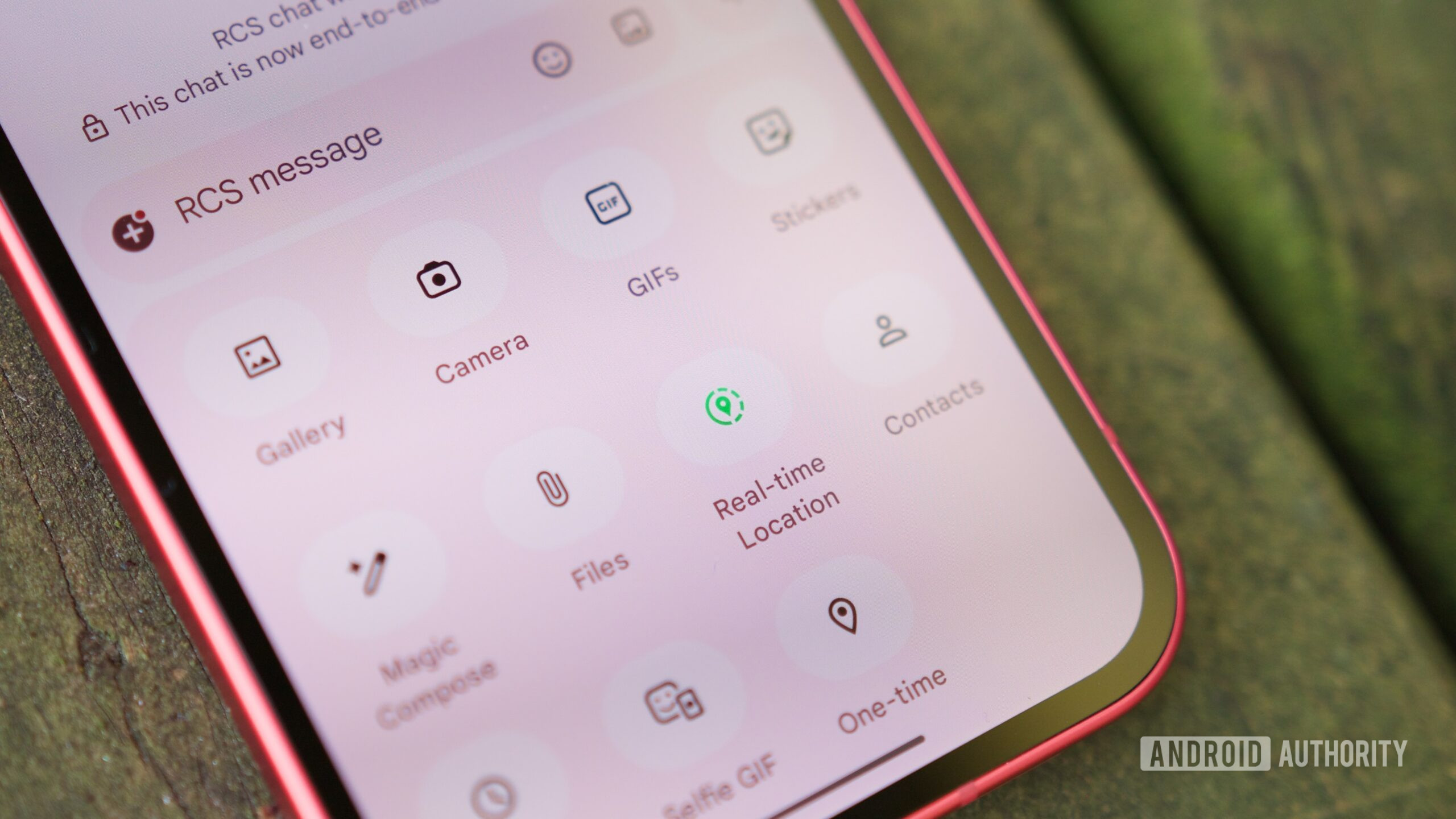 The real-time location sharing icon in Google Messages.