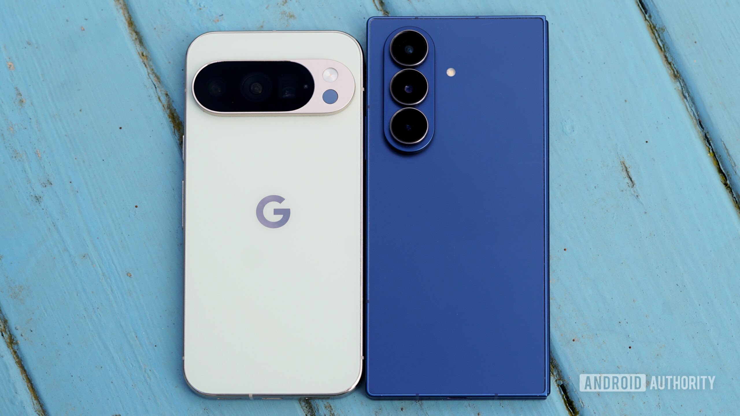 Galaxy Fold 7 Pixel 10 Pro top down Galaxy Fold 7 Pixel 10 Pro top down