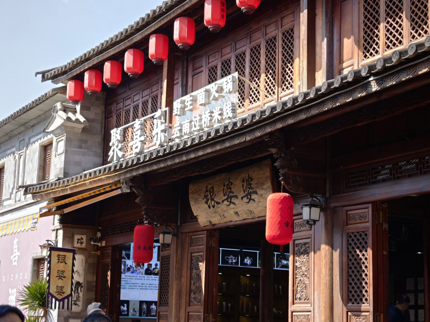 OPPO Find X9 Ultra camera sample building and lanterns