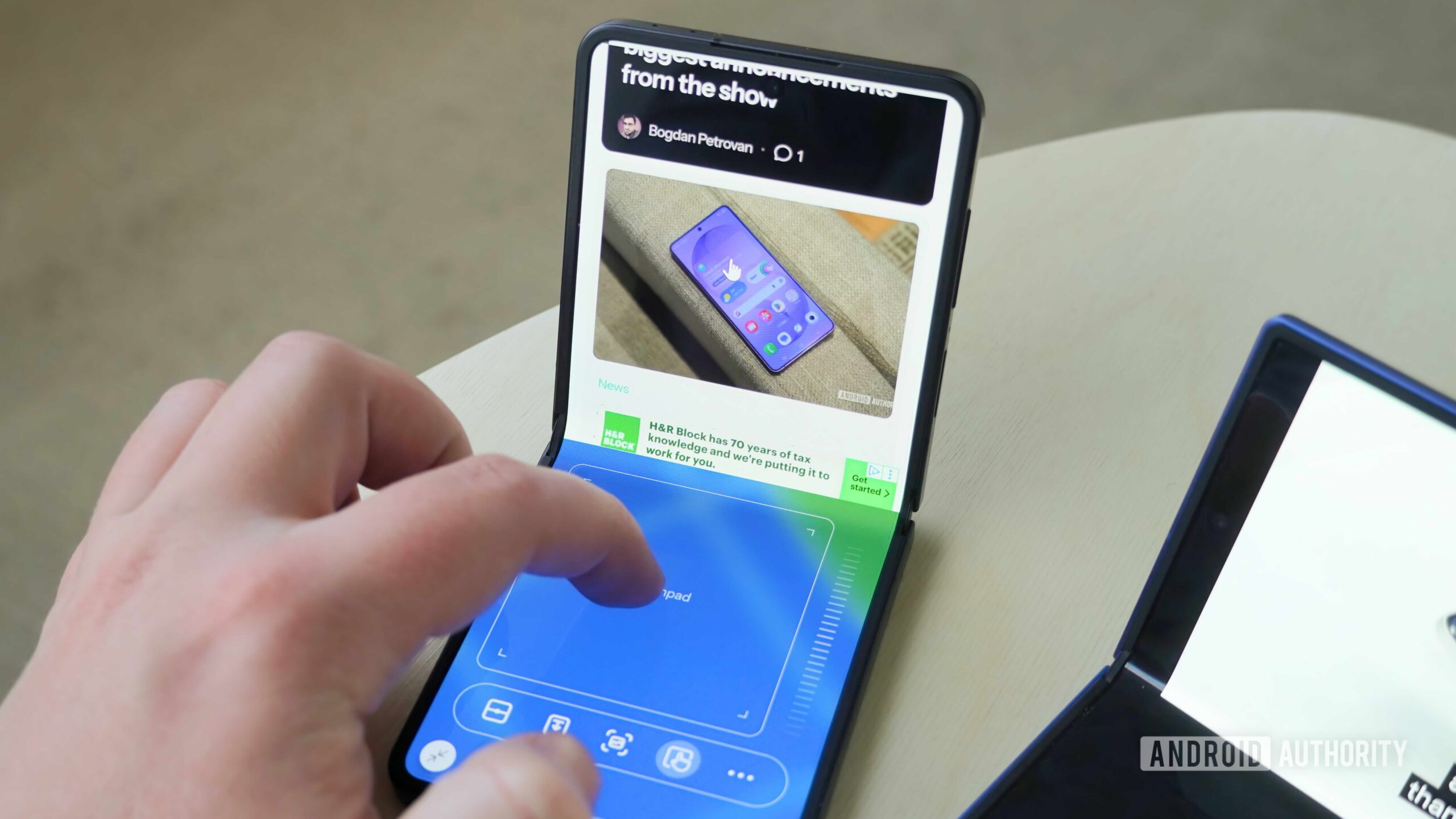 One UI Flex Mode 2 Using the trackpad mode on a Galaxy Z Flip 7.