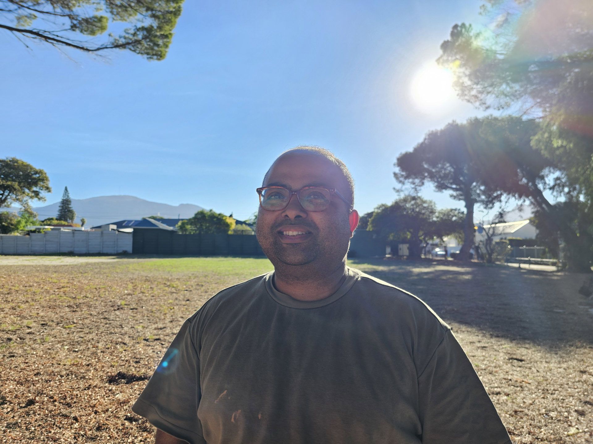 Samsung Galaxy S23 Ultra backlit photo 12MP scaled