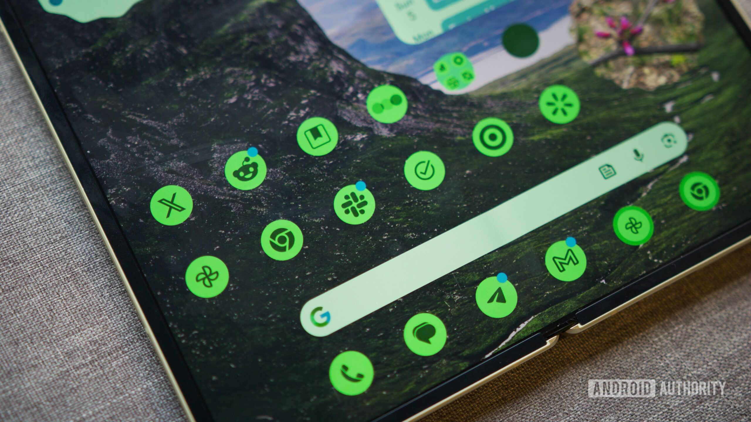 Hiding app names on the home screen in Android 17 Beta 3.