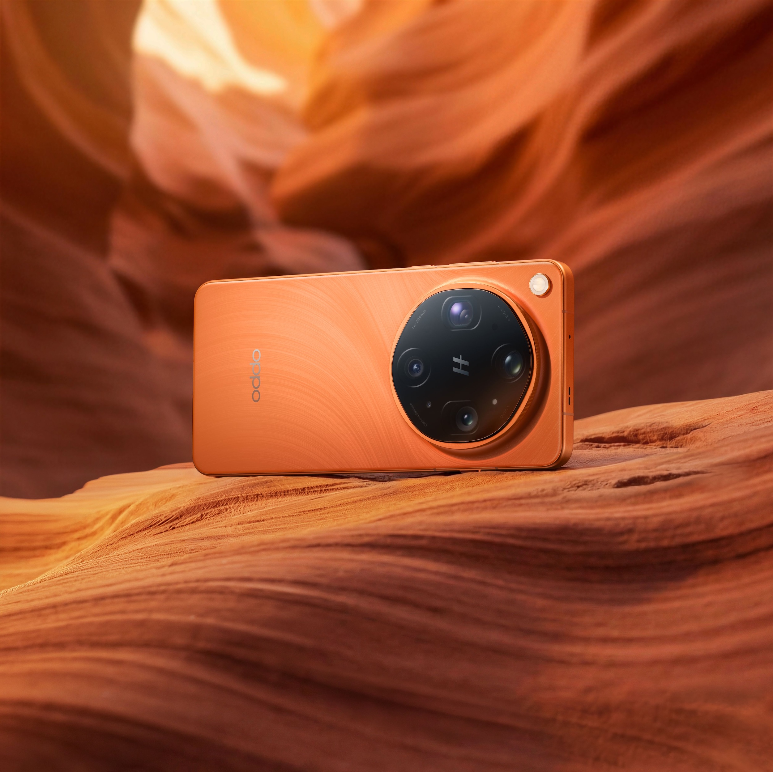 Oppo Find X9 Ultra in Canyon Orange