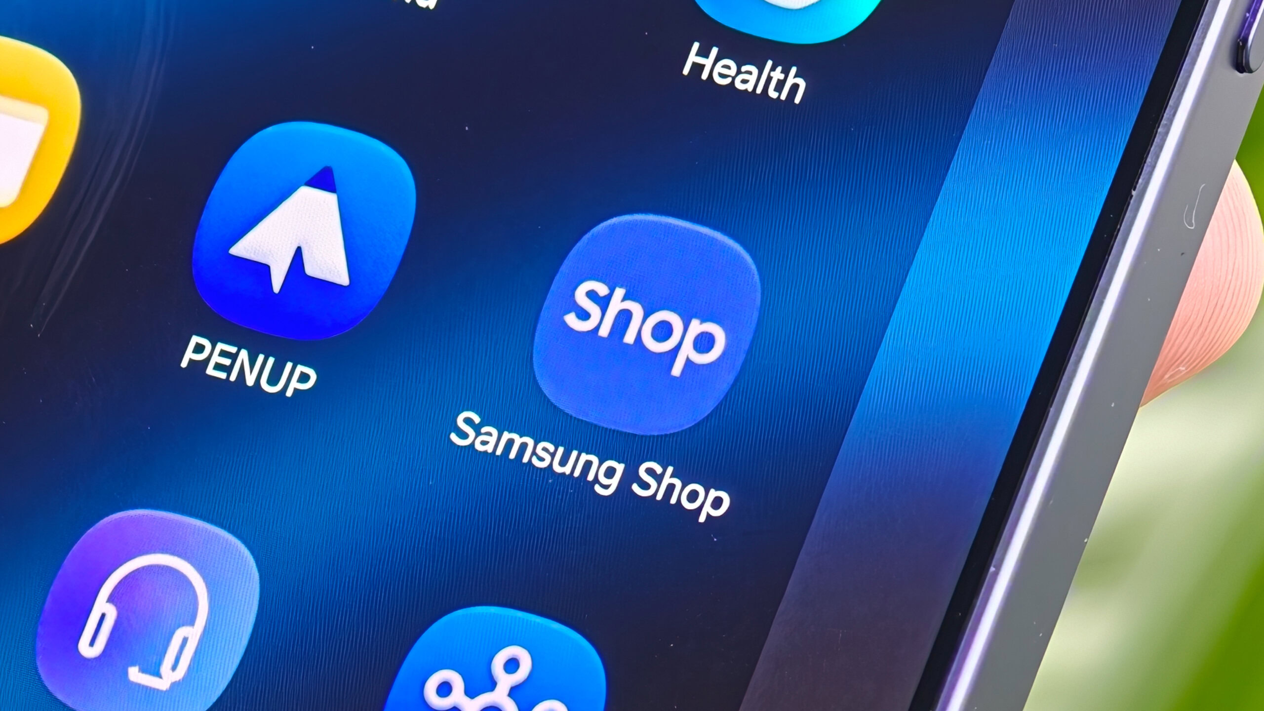 samsung shop app main Samsung Shop app logo on Galaxy S26 Ultra