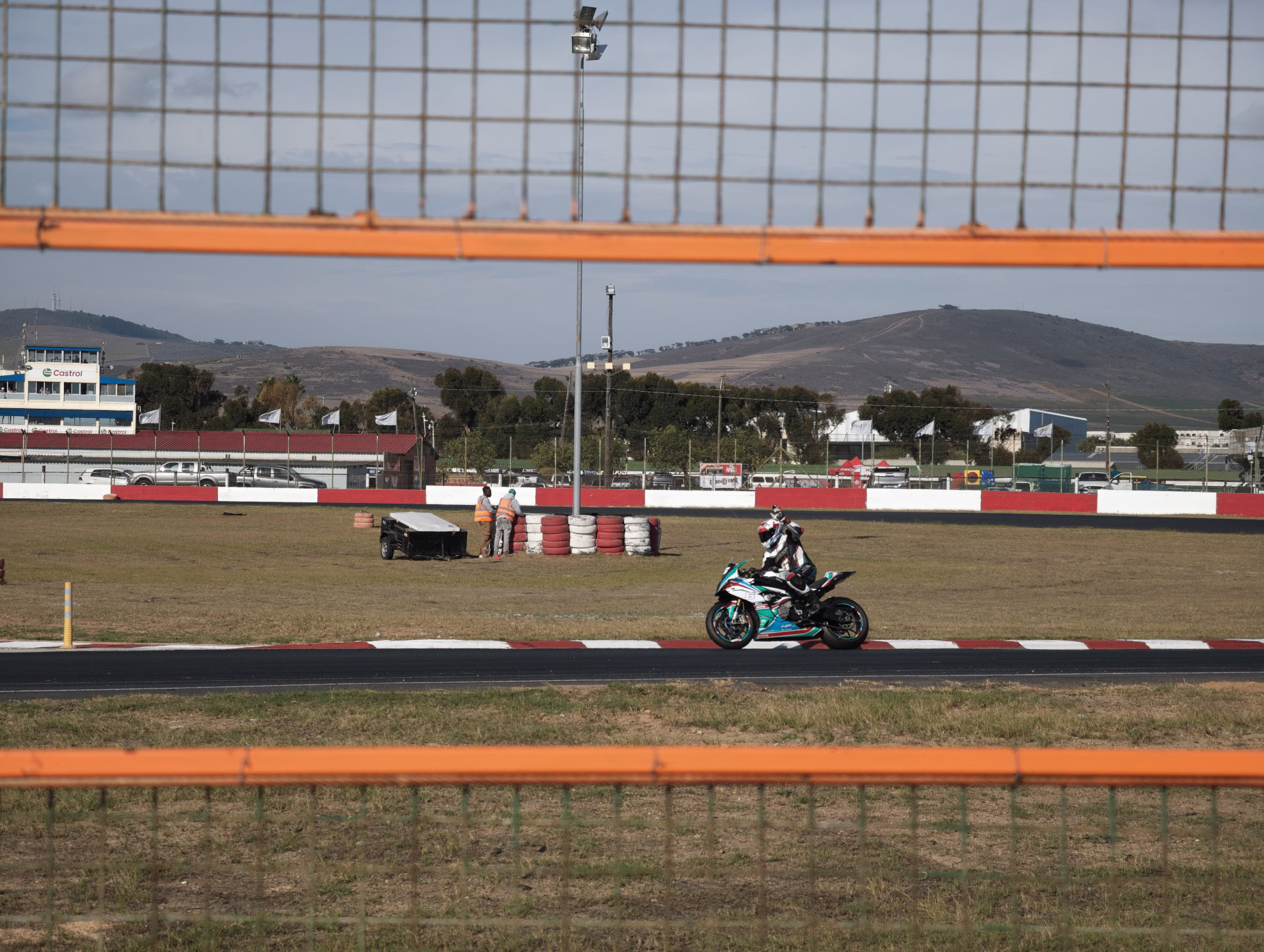 vivo X300 Ultra motorbike racetrack 85mm scaled
