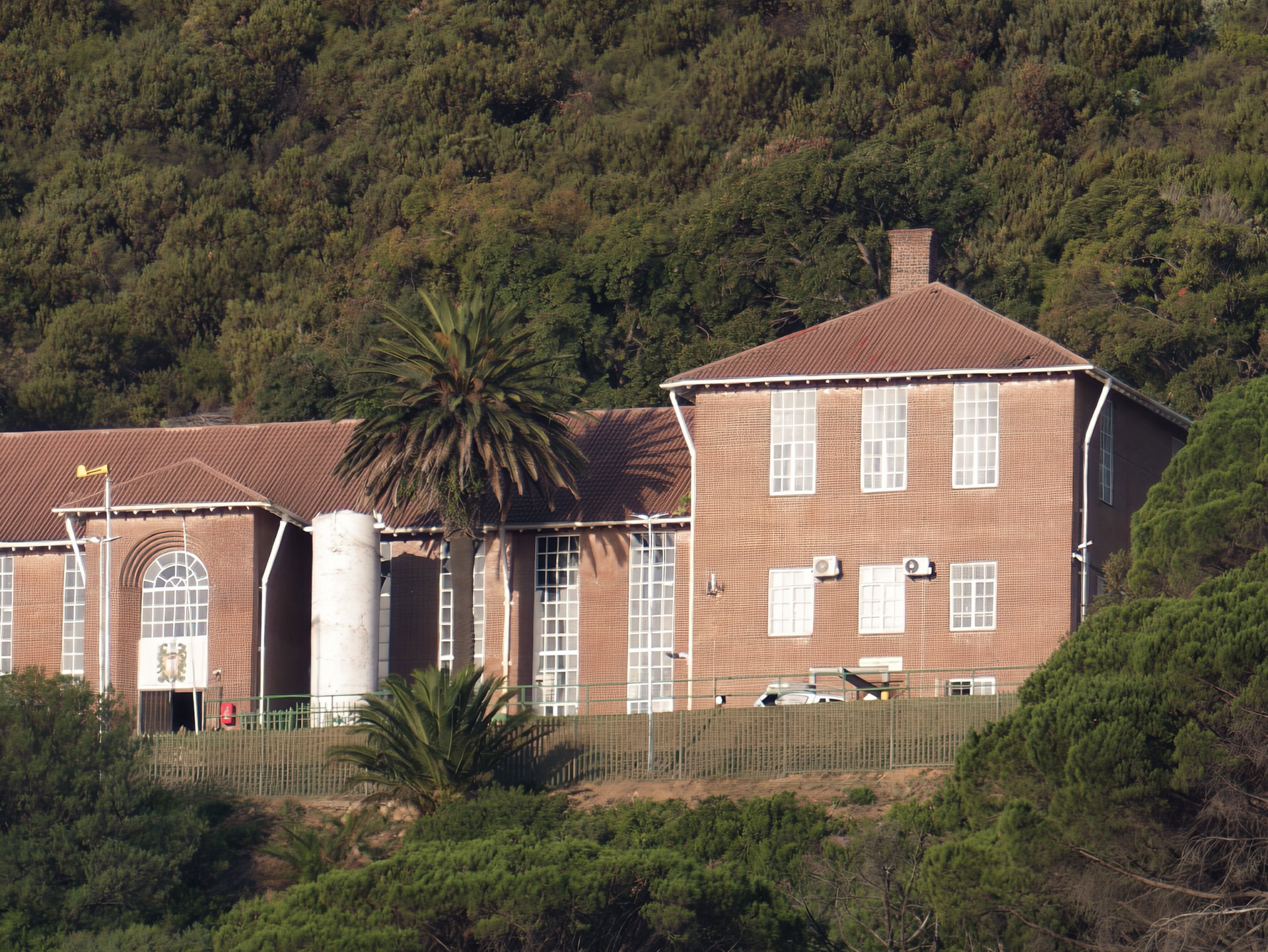 vivo X300 Ultra mountainside building 1600mm