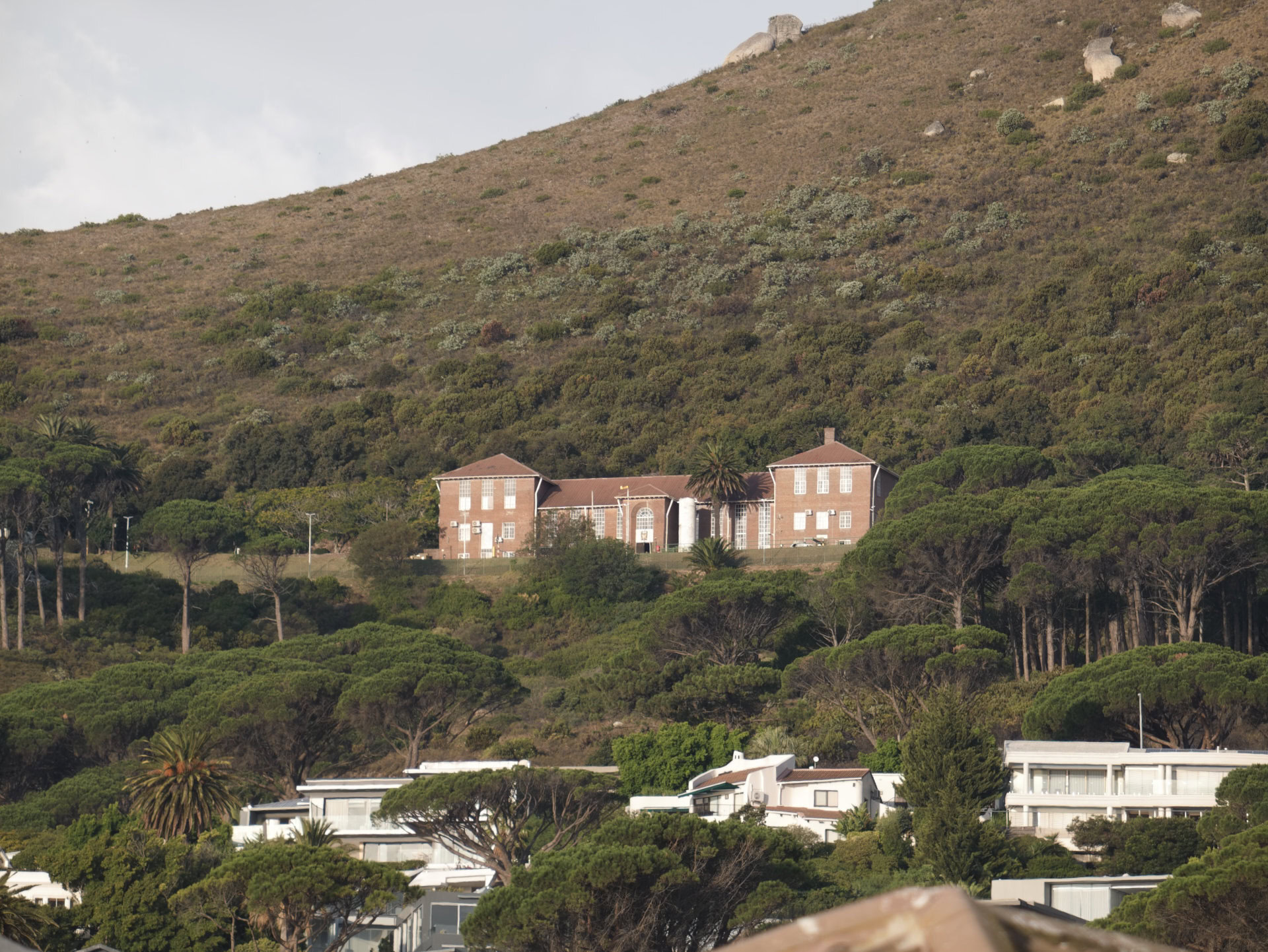 vivo X300 Ultra mountainside building 400mm