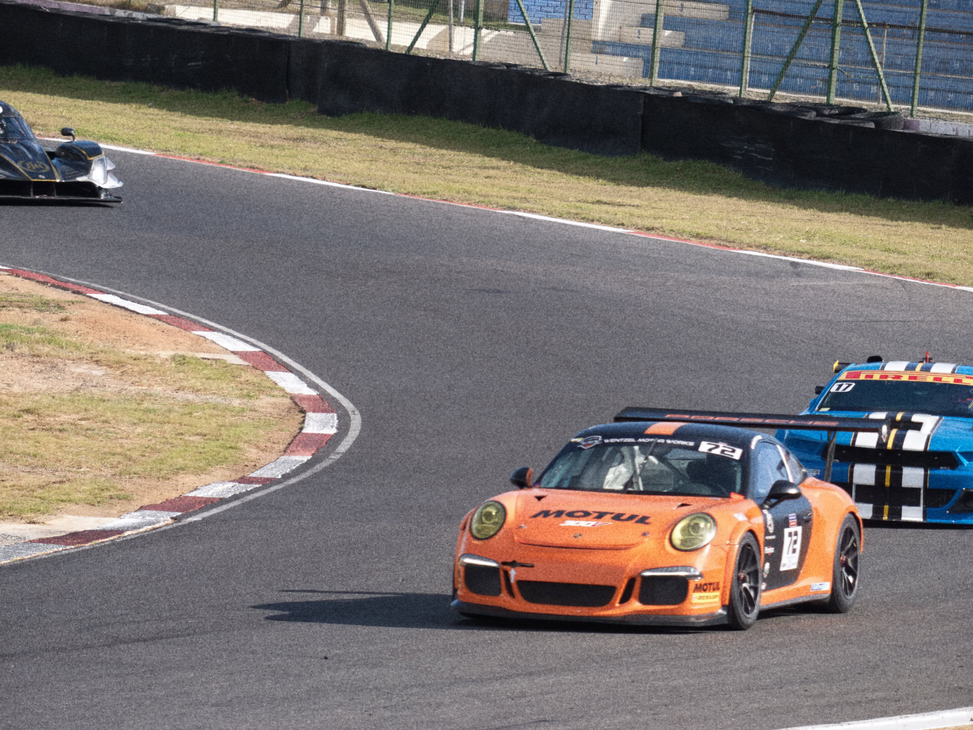 vivo X300 Ultra orange Porsche race car 400mm