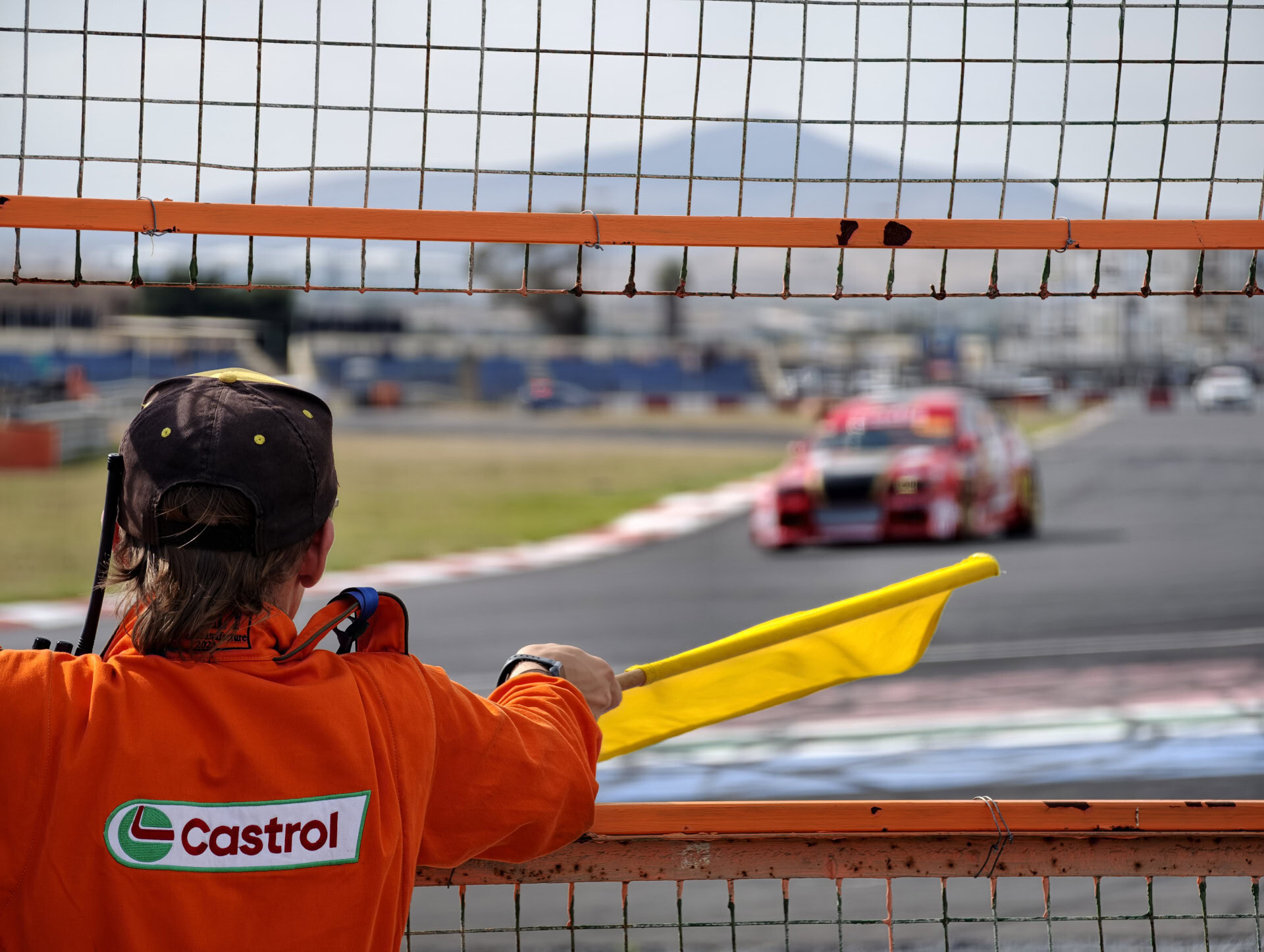 vivo X300 Ultra racecar and yellow flag 400mm scaled