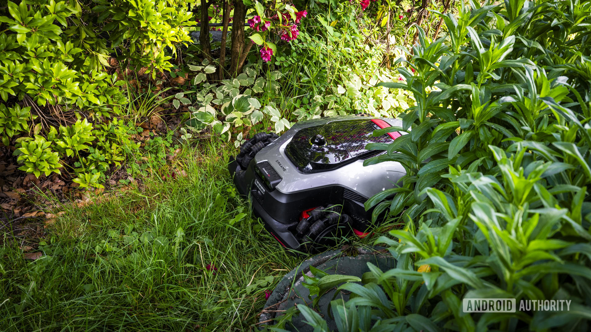 AA Dreame A3 AWD 3500 18 Roboticmower mowing lawn