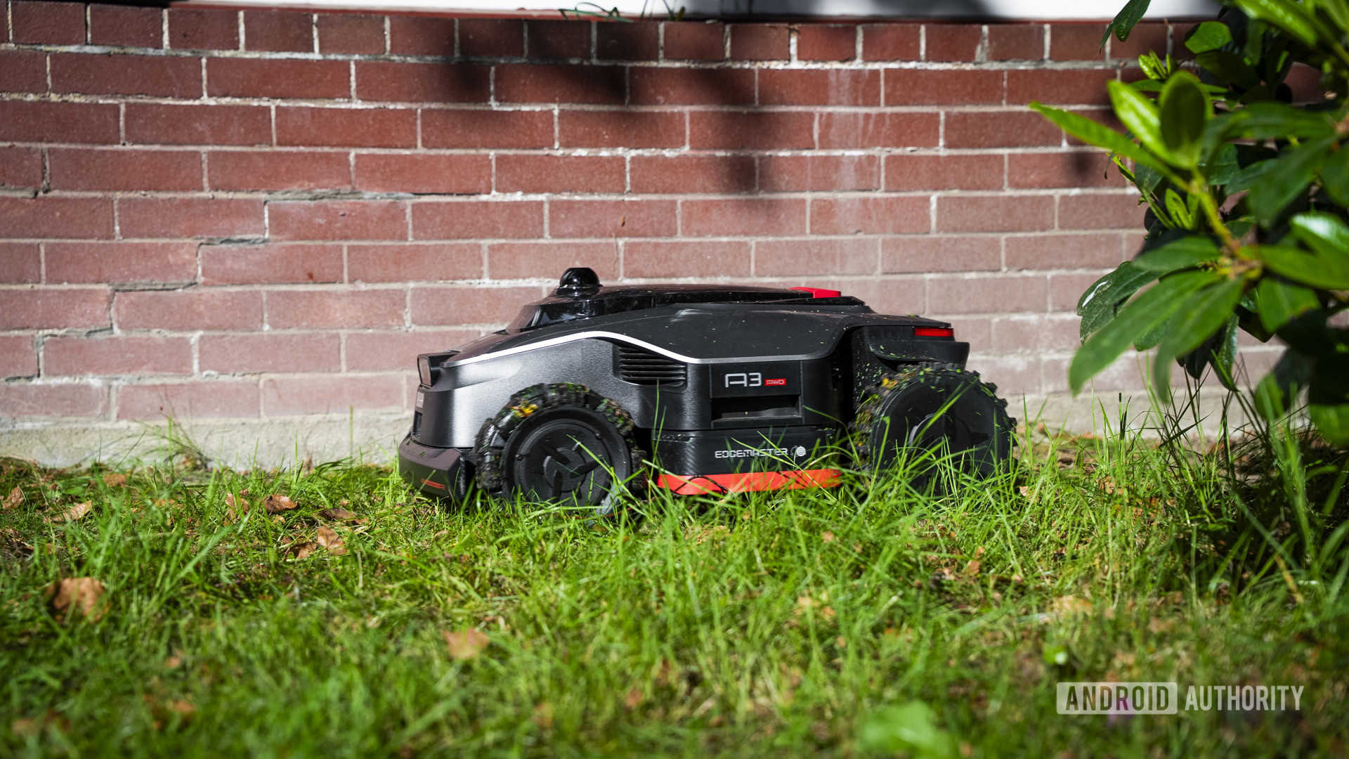 AA Dreame A3 AWD 3500 4 Roboticmower mowing lawn