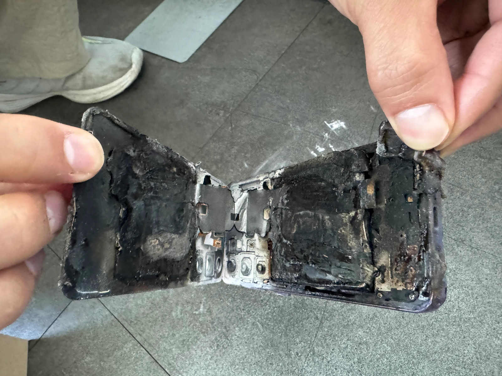 Galaxy S24 exploding in hand (2)