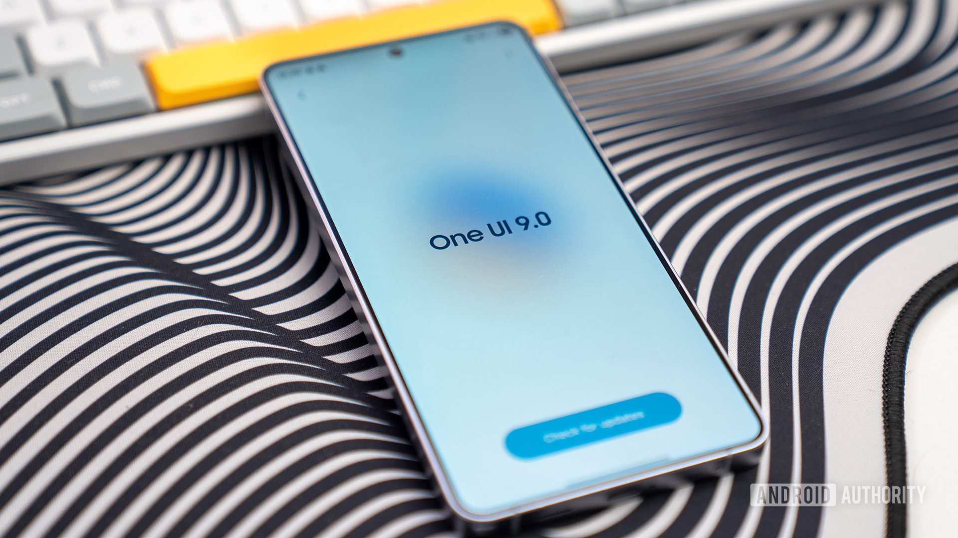 OneUI 9 splash screen on S26 Ultra lay down on keyboard