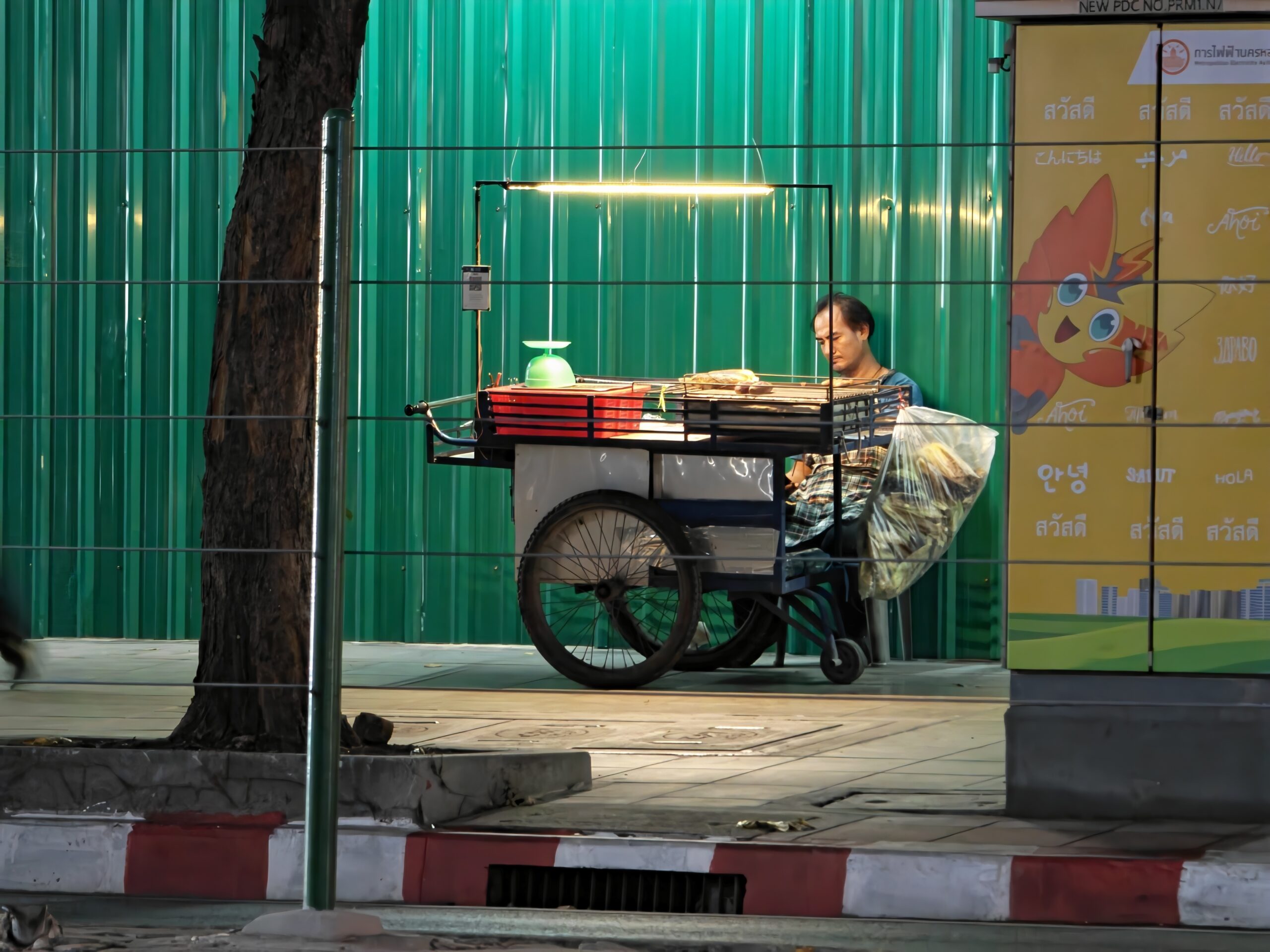 Shot of a street vendor taken at night through OPPO Find X9 Ultra