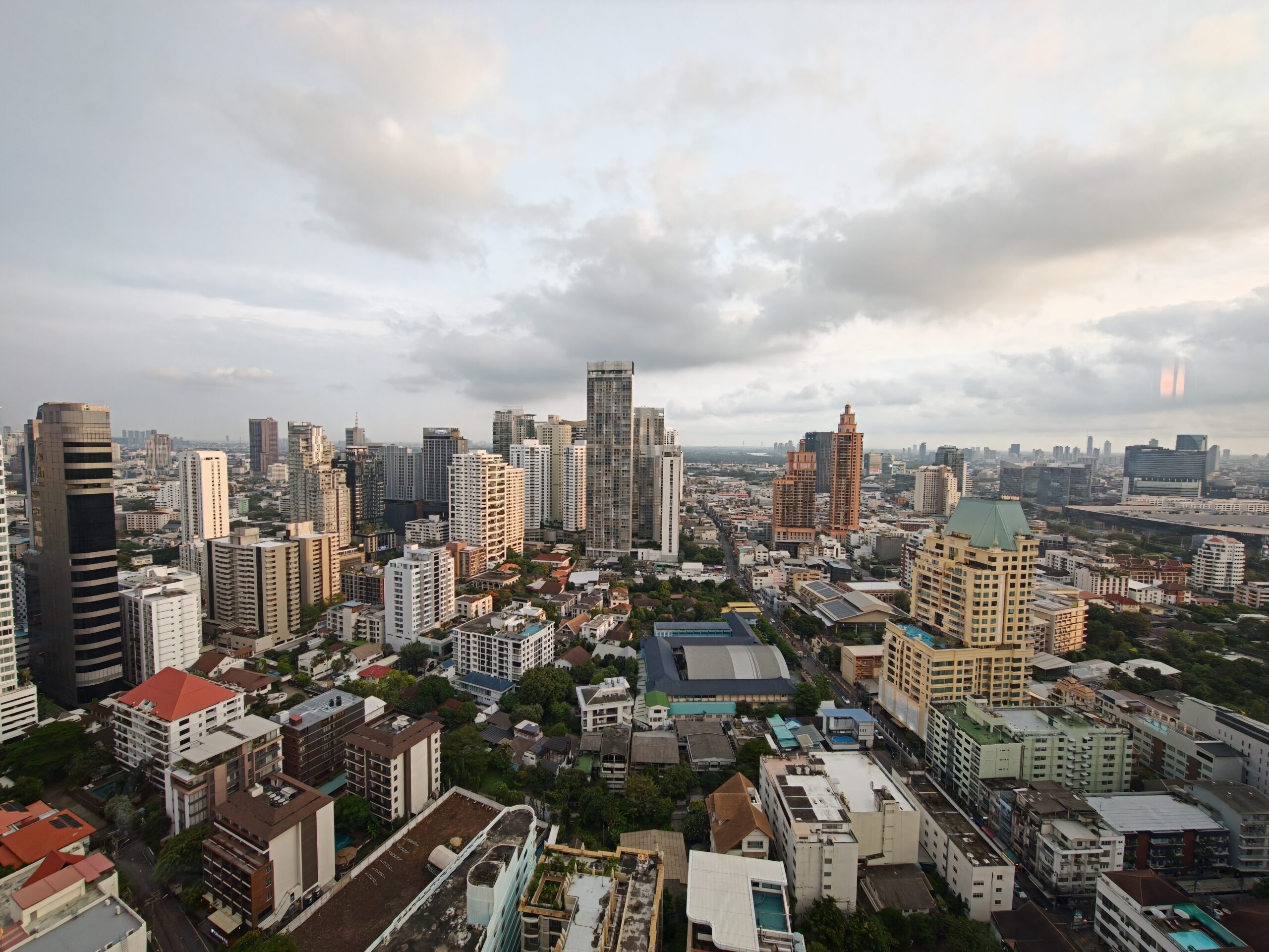 Ultrawide shot of Bangkok taken from a roof-top restaurant through OPPO Find X9 Ultra