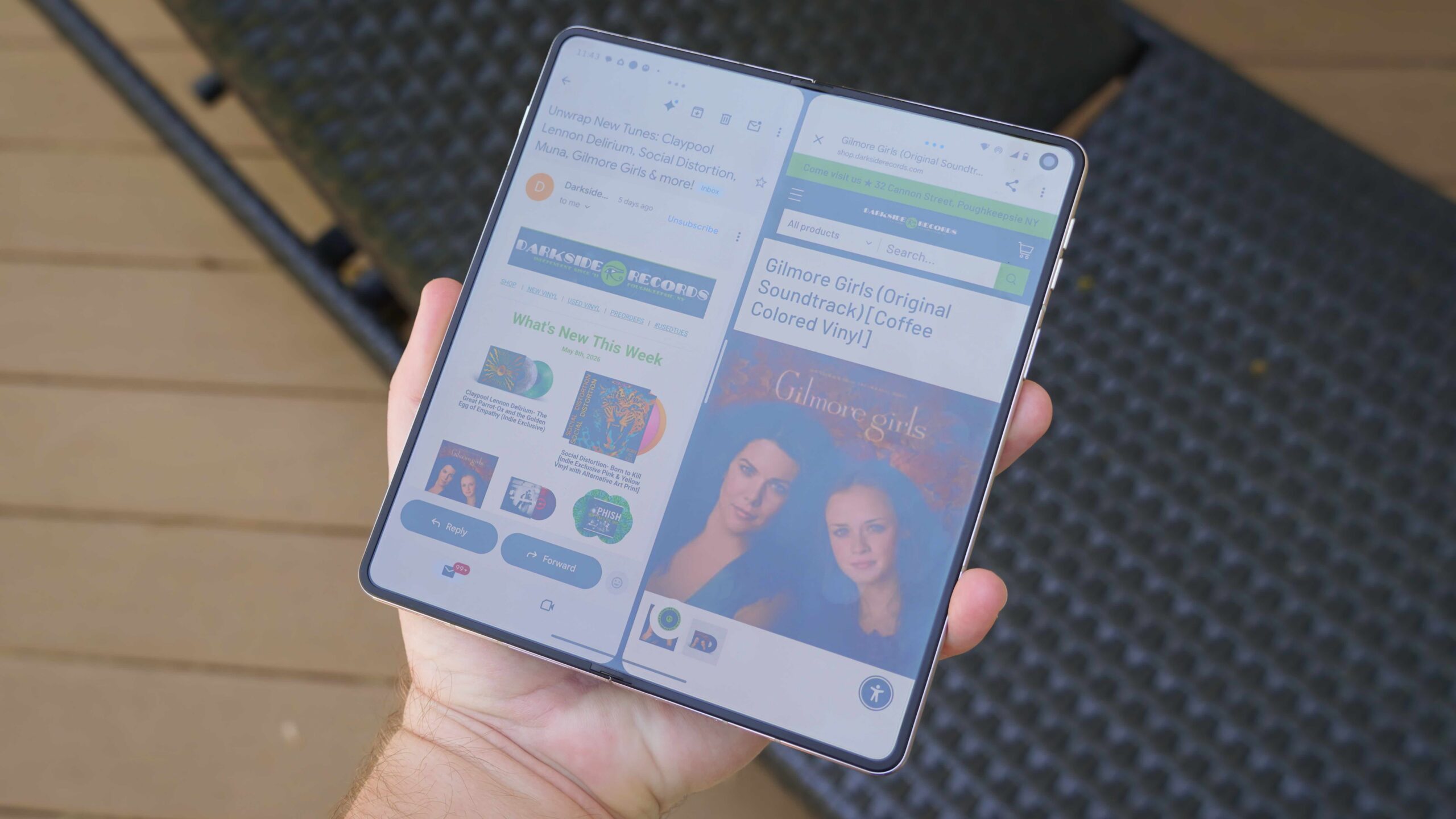 Split screen mode on the Motorola Razr Fold.