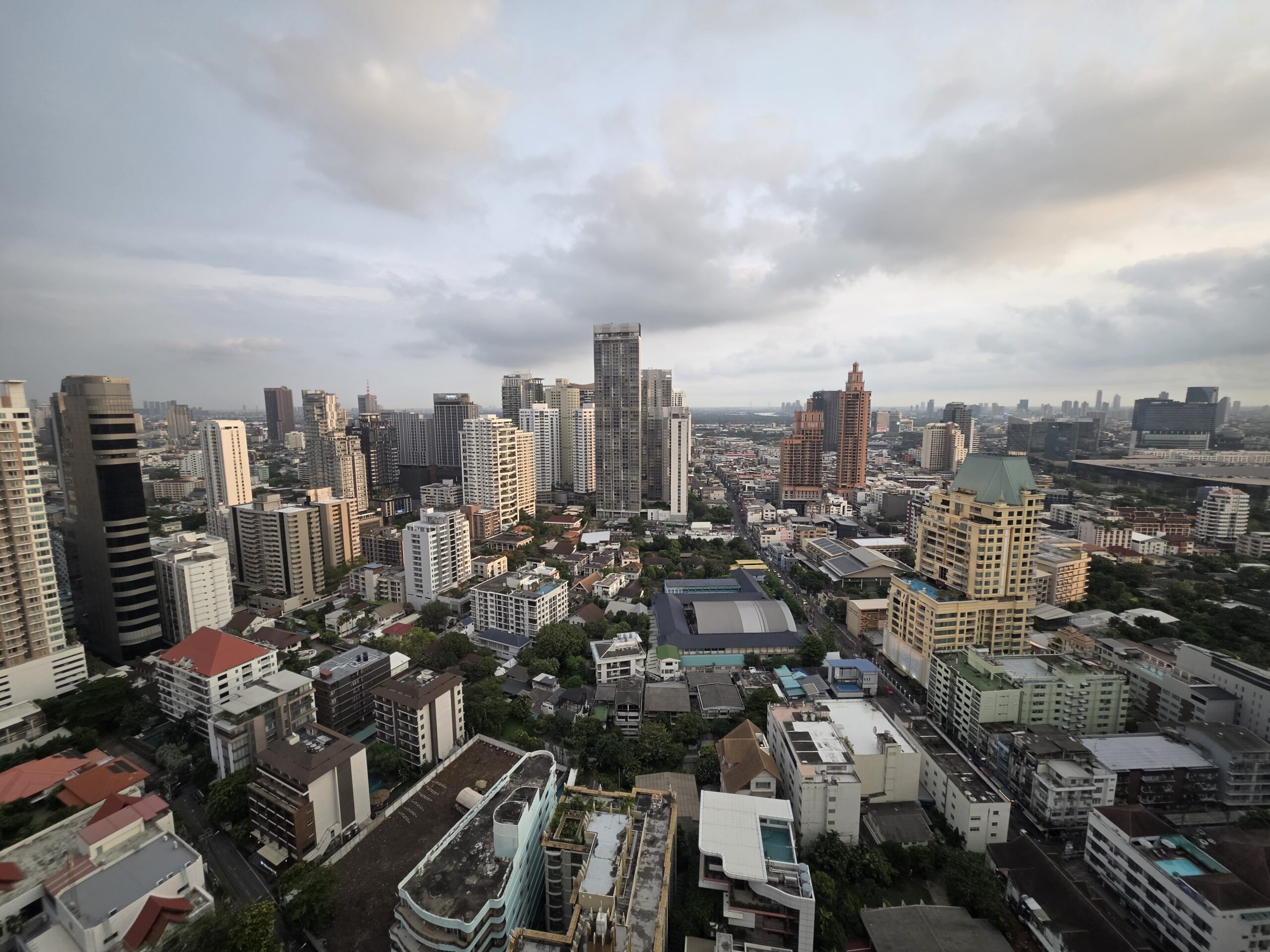 Ultrawide shot of Bangkok taken from a roof-top restaurant through Samsung Galaxy S26 Ultra