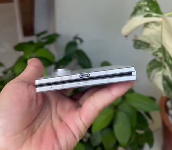 Samsung Galaxy Fold 8 Wide dummy Sonny Dickson 1