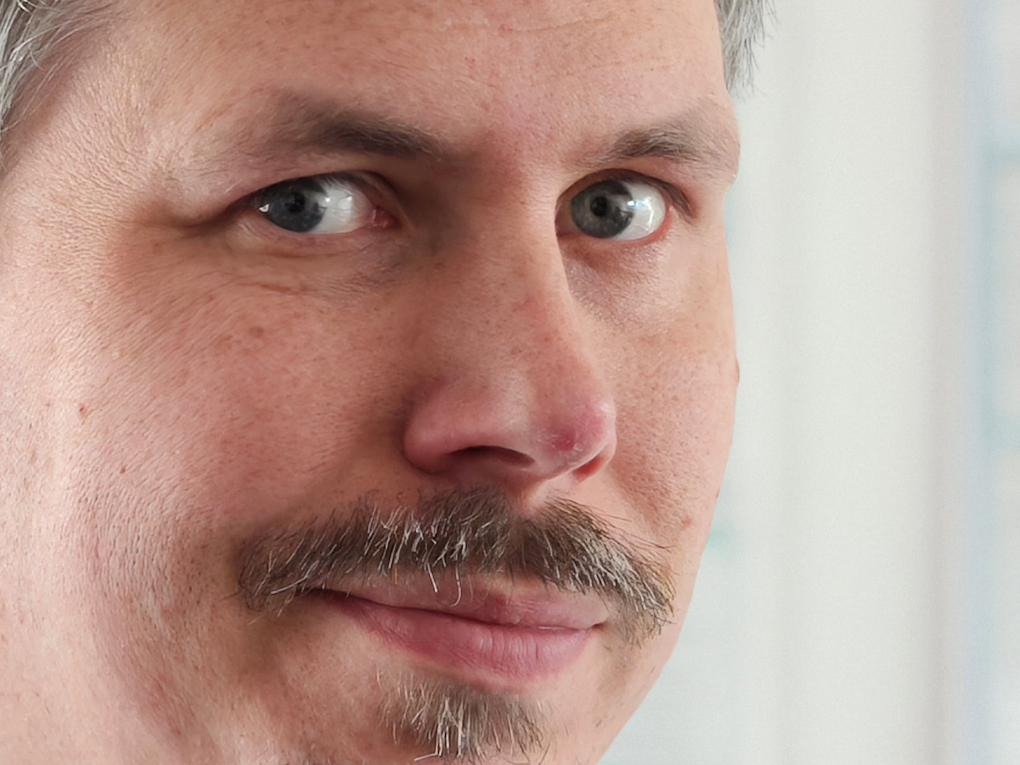 Xiaomi 17 Ultra portrait indoors crop