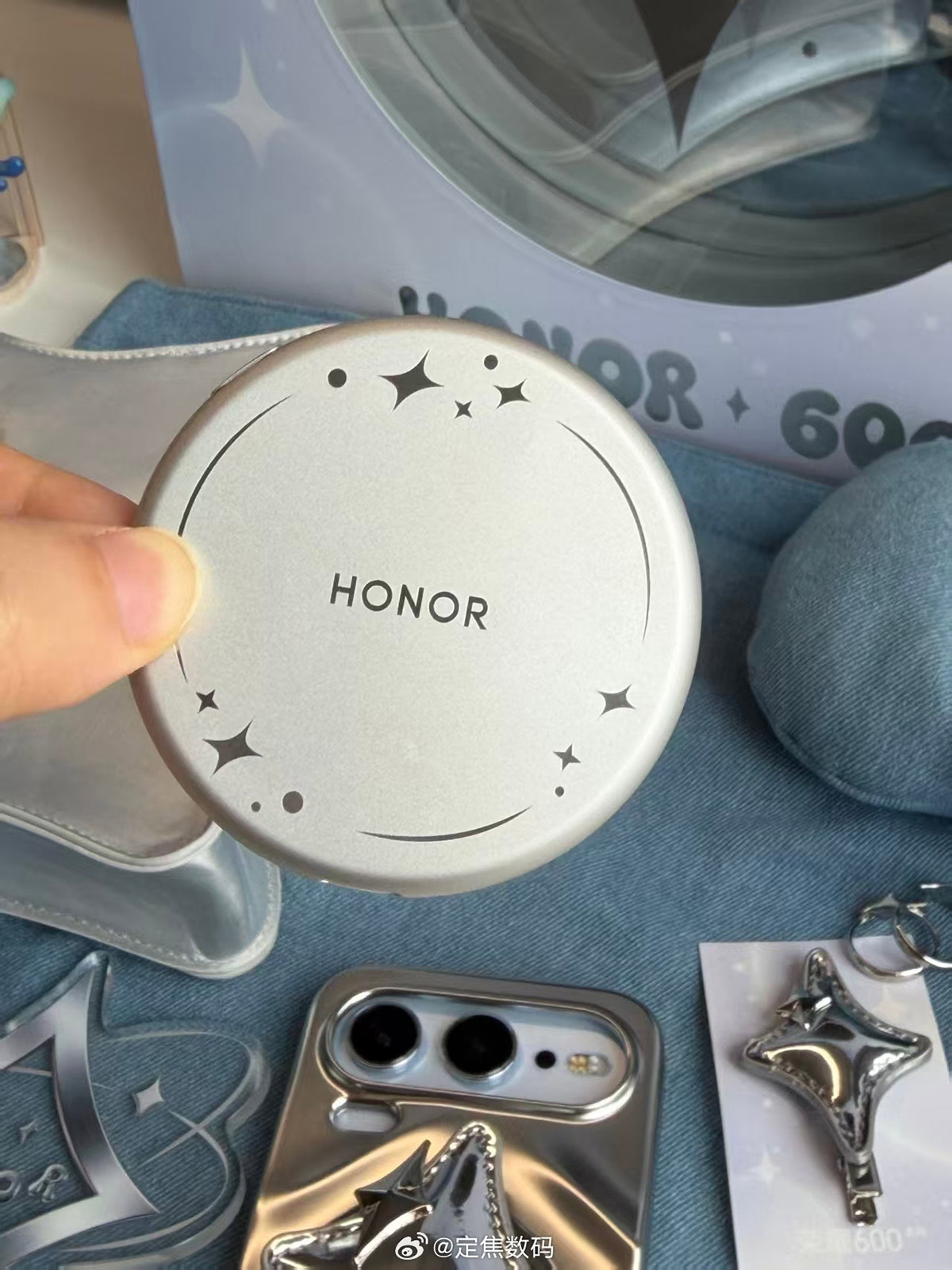 Honor 600 magnetic rear display from the back with Honor text prominently visible