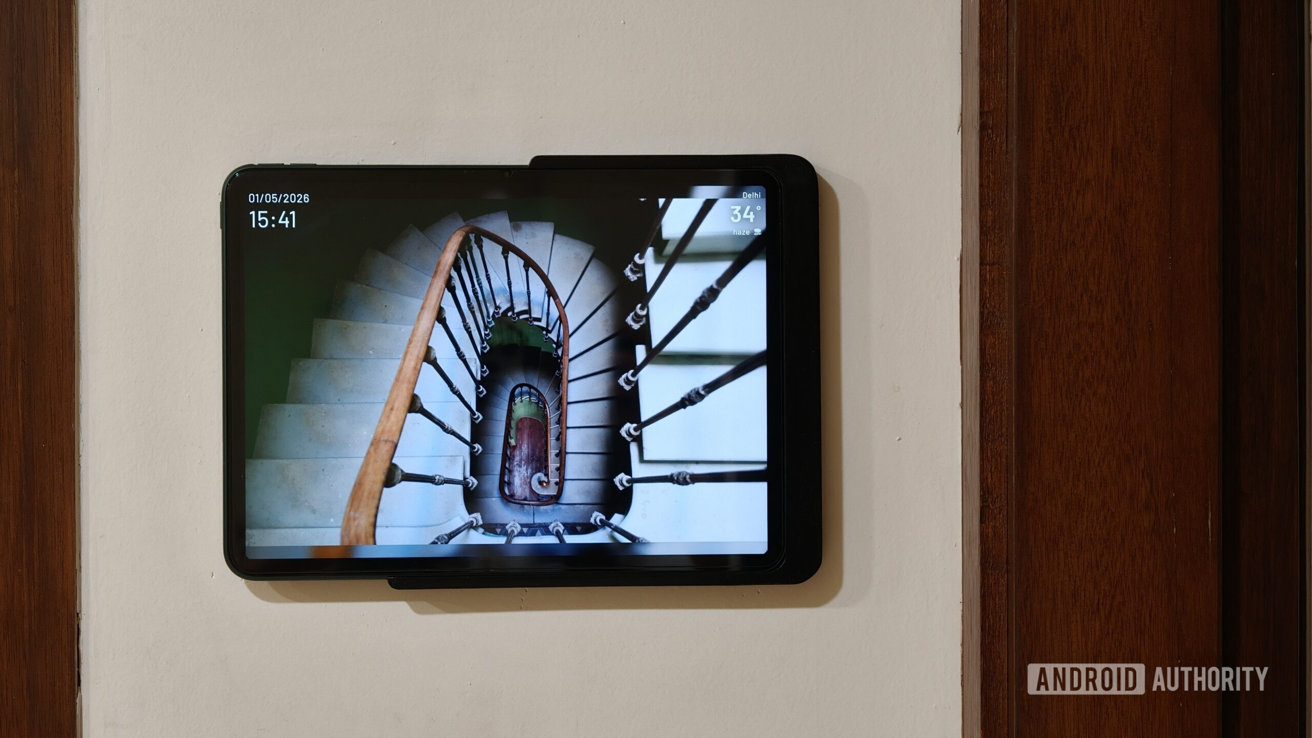 I turned my old tablet into a self-hosted photo display, and it’s better than anything you can buy