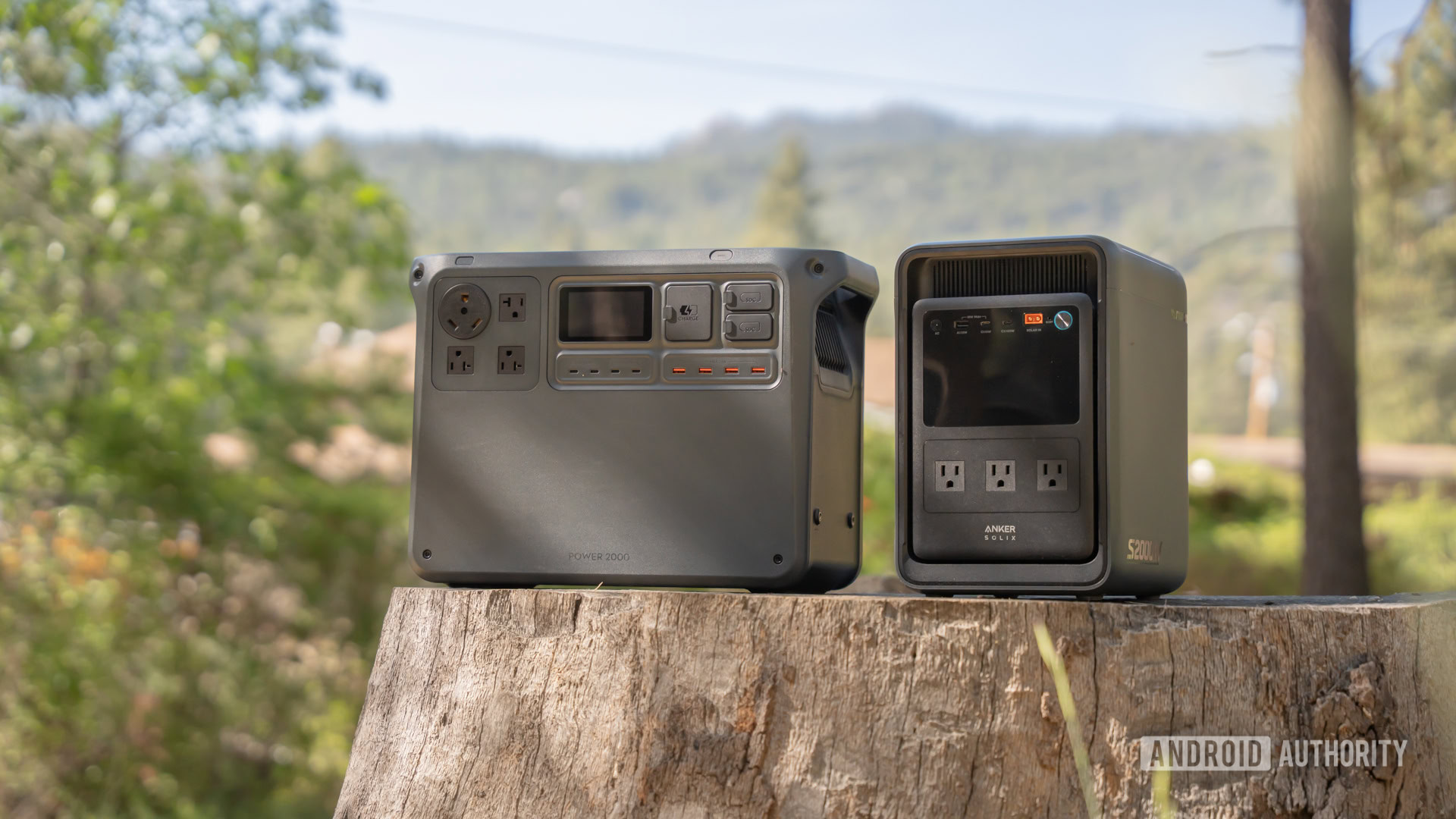 Anker SOLIX S2000 next to DJI Power 2000 2 Anker SOLIX S2000 next to DJI Power 2000 2