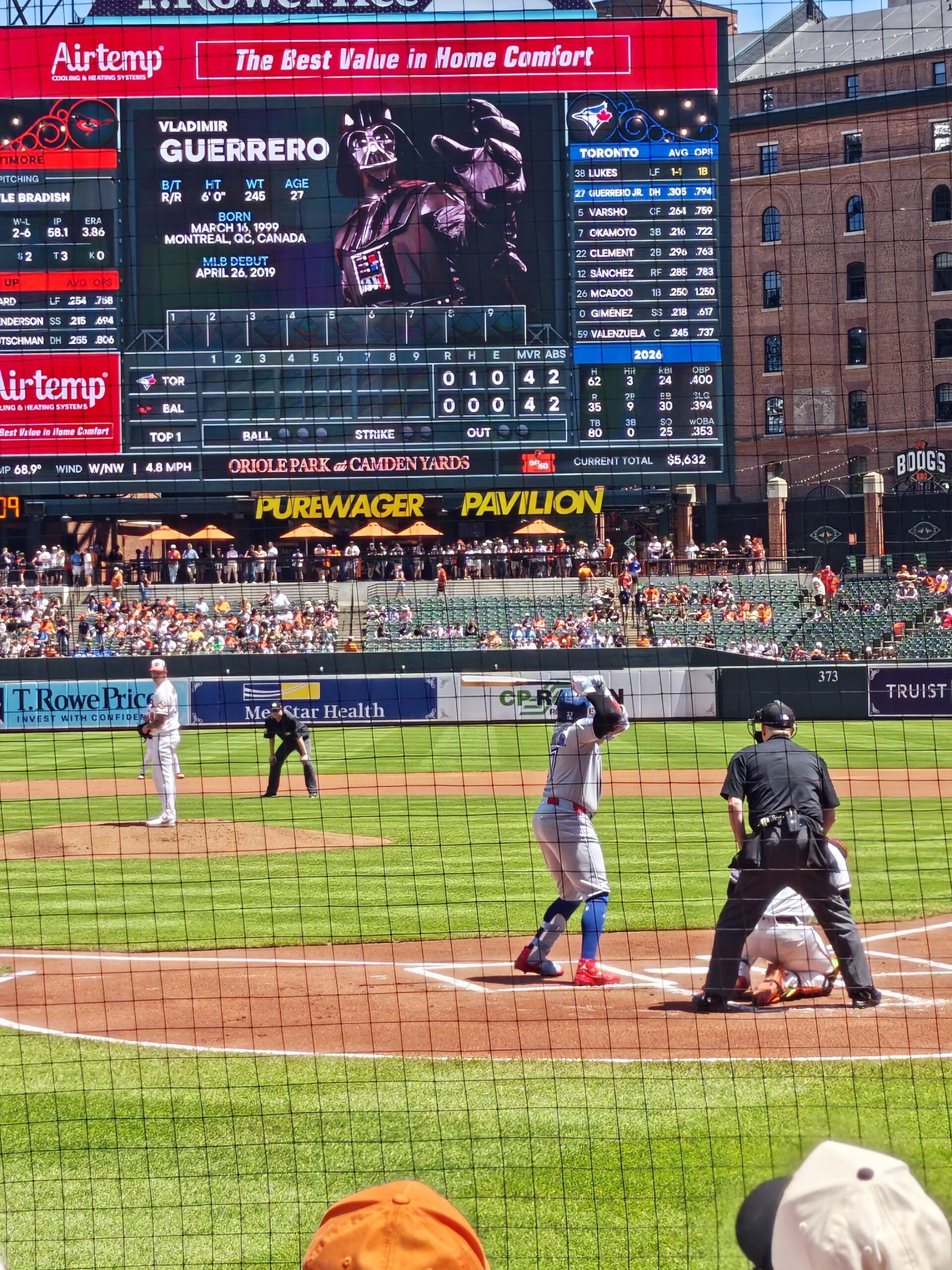 Motorola Razr Ultra 2026 baseball 4x zoom
