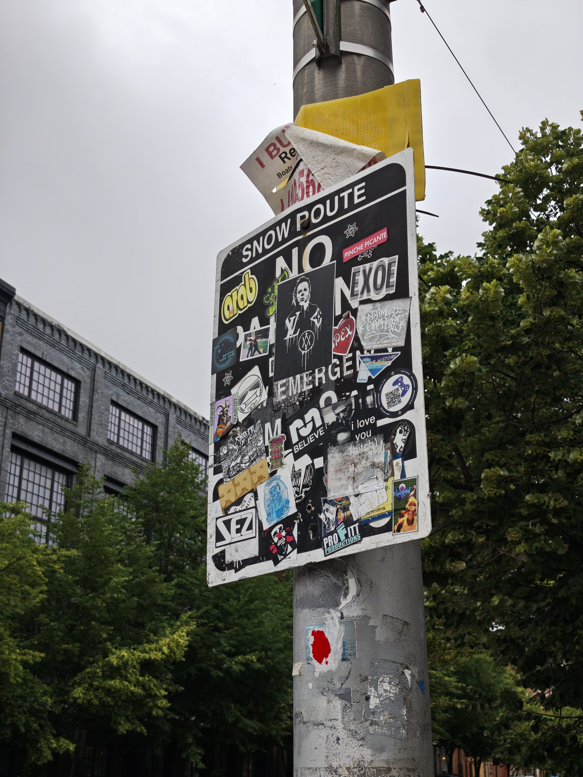 Motorola Razr Ultra 2026 street sign 2x zoom