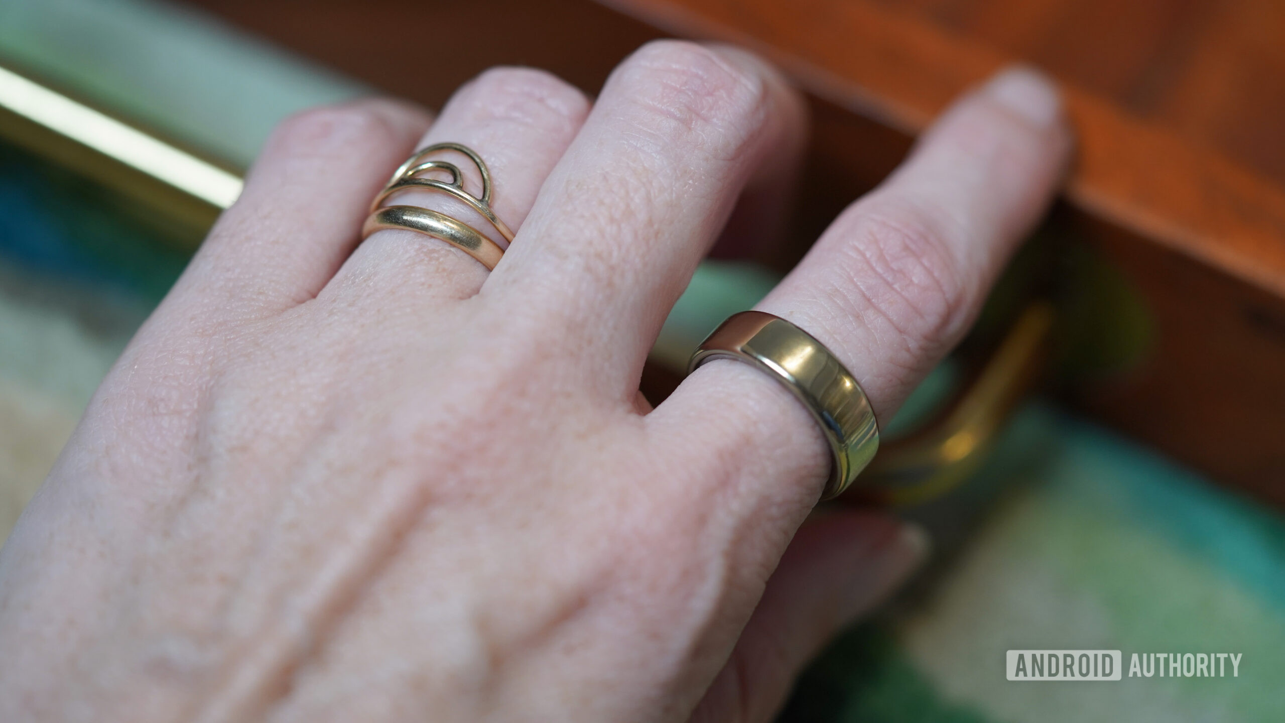 A user pairs their Oura Ring 5 with traditional gold jewelry.