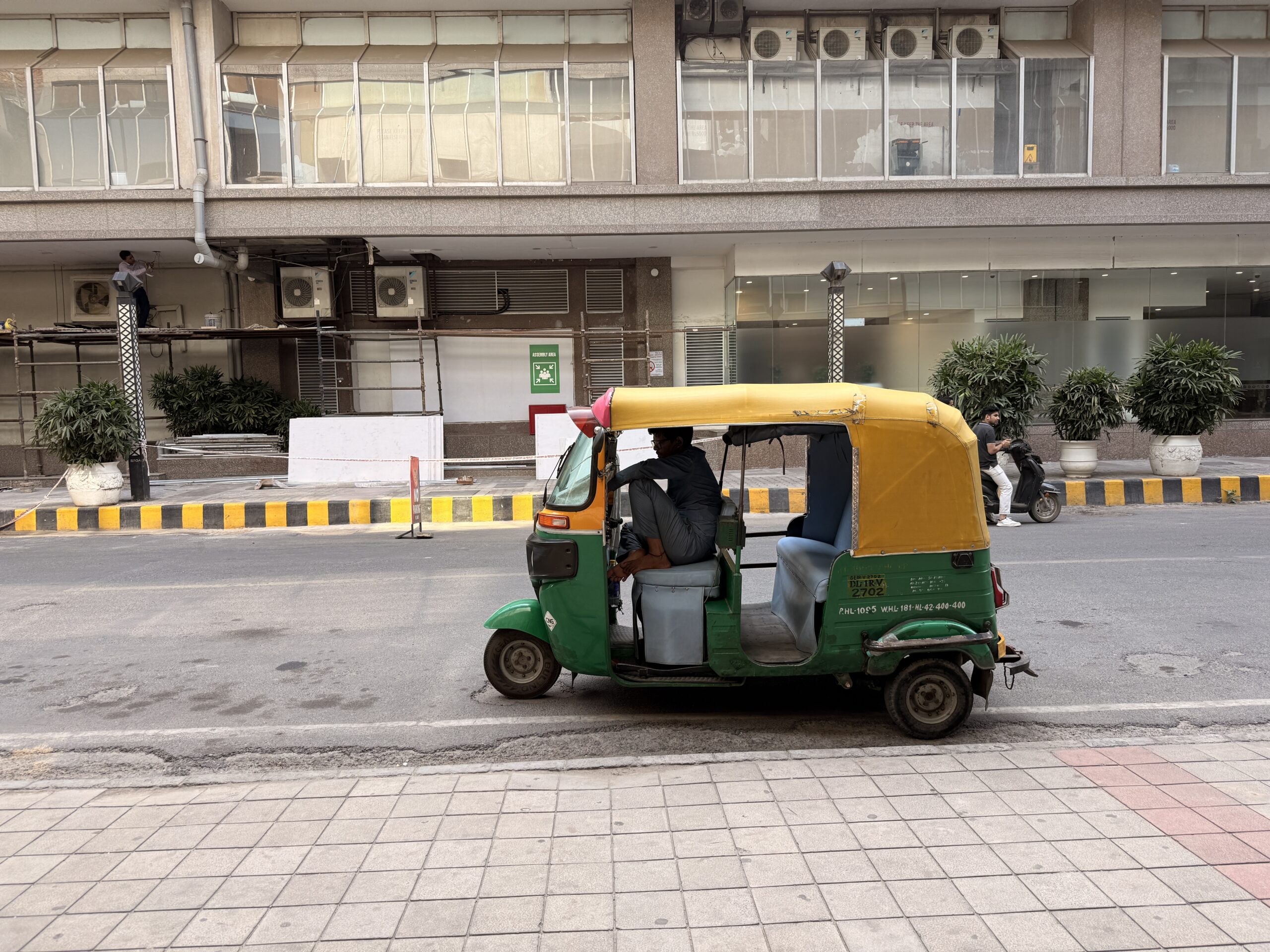 An image of an auto rickshaw on a street at 23mm