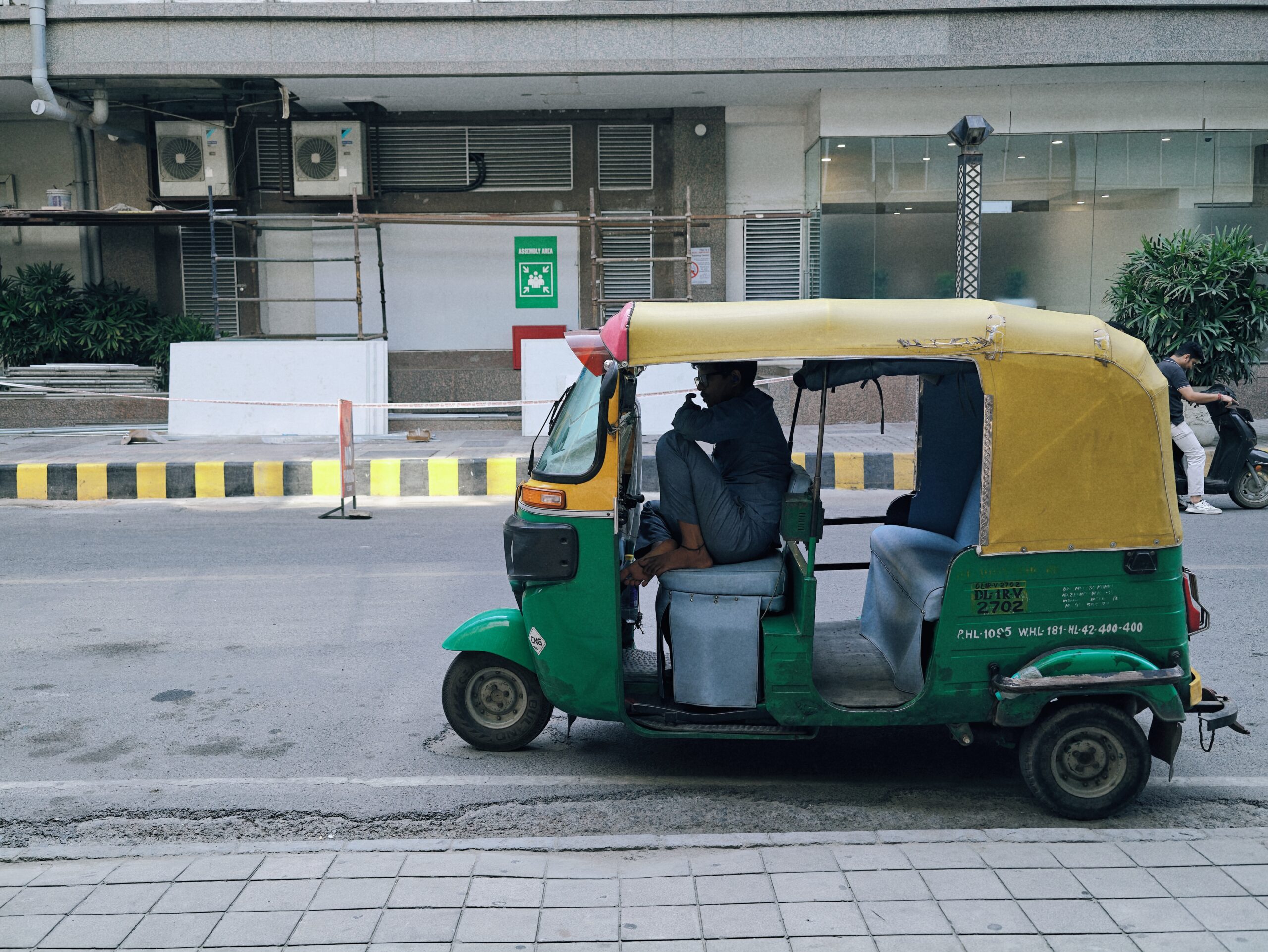An image of an auto rickshaw on a street at 35mm