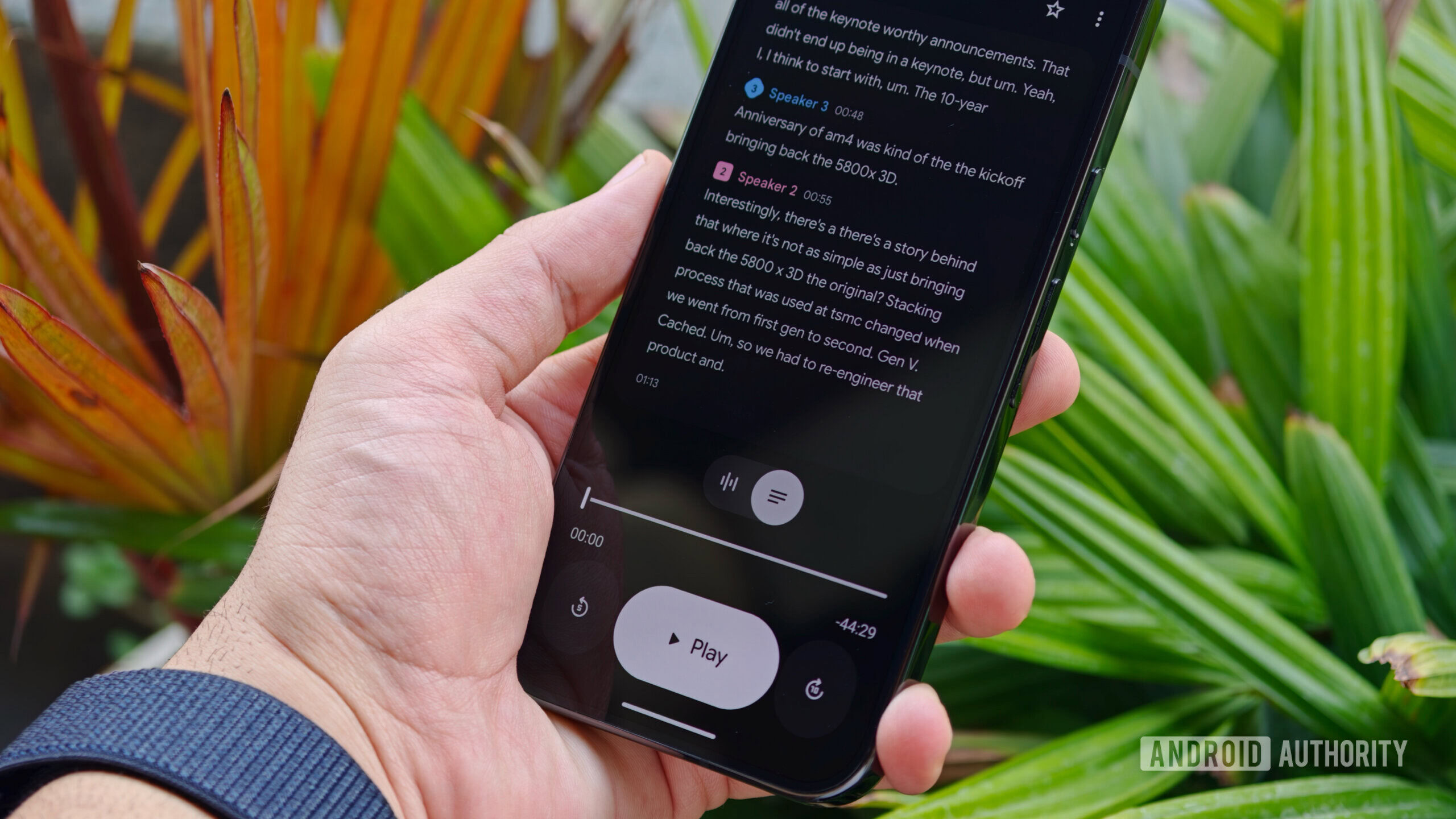 Pixel Recorder app that shows a transcript of the last recording