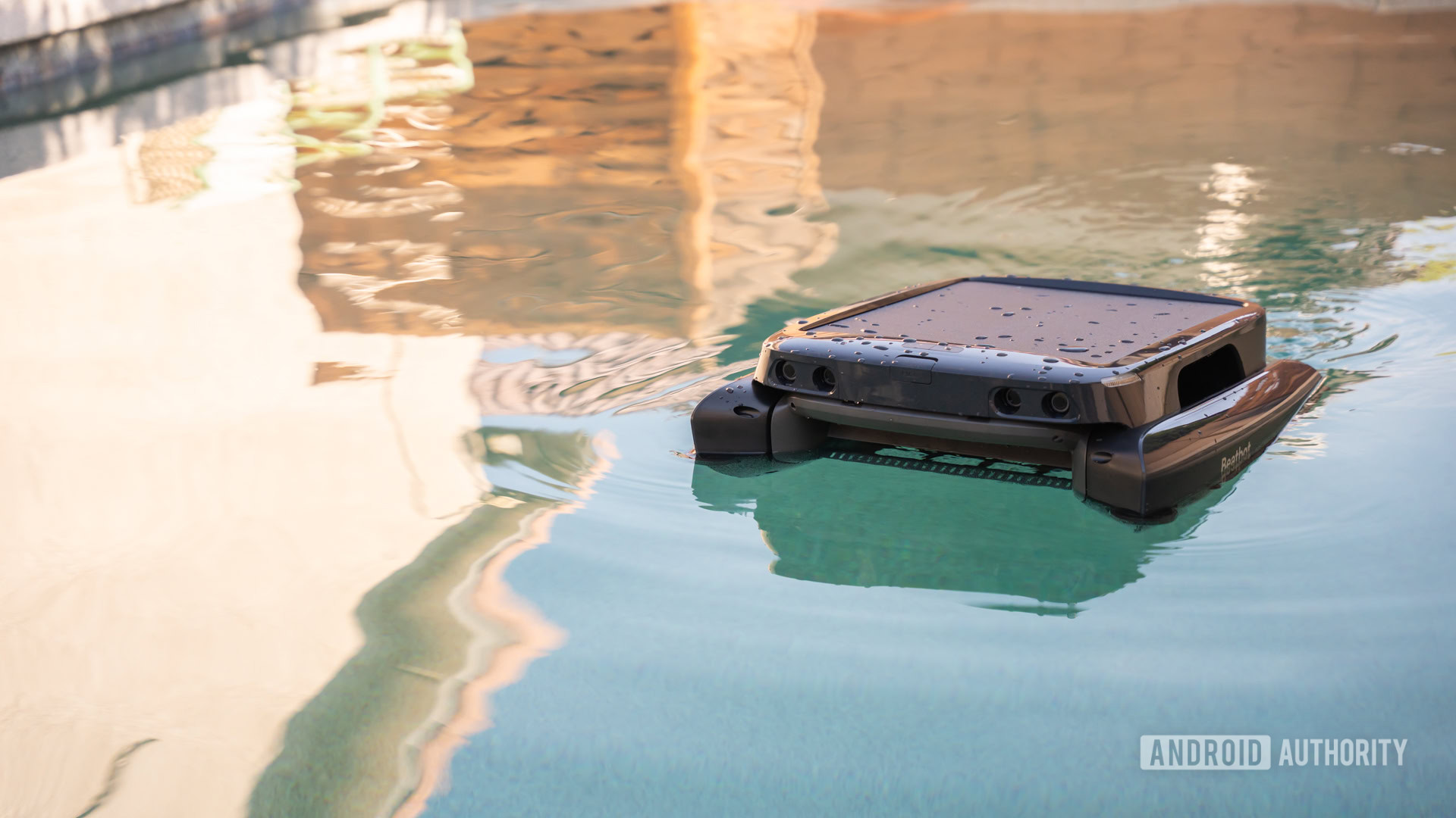 Beatbot iSkim cleaning pool surface 23 Beatbot iSkim cleaning pool surface 23
