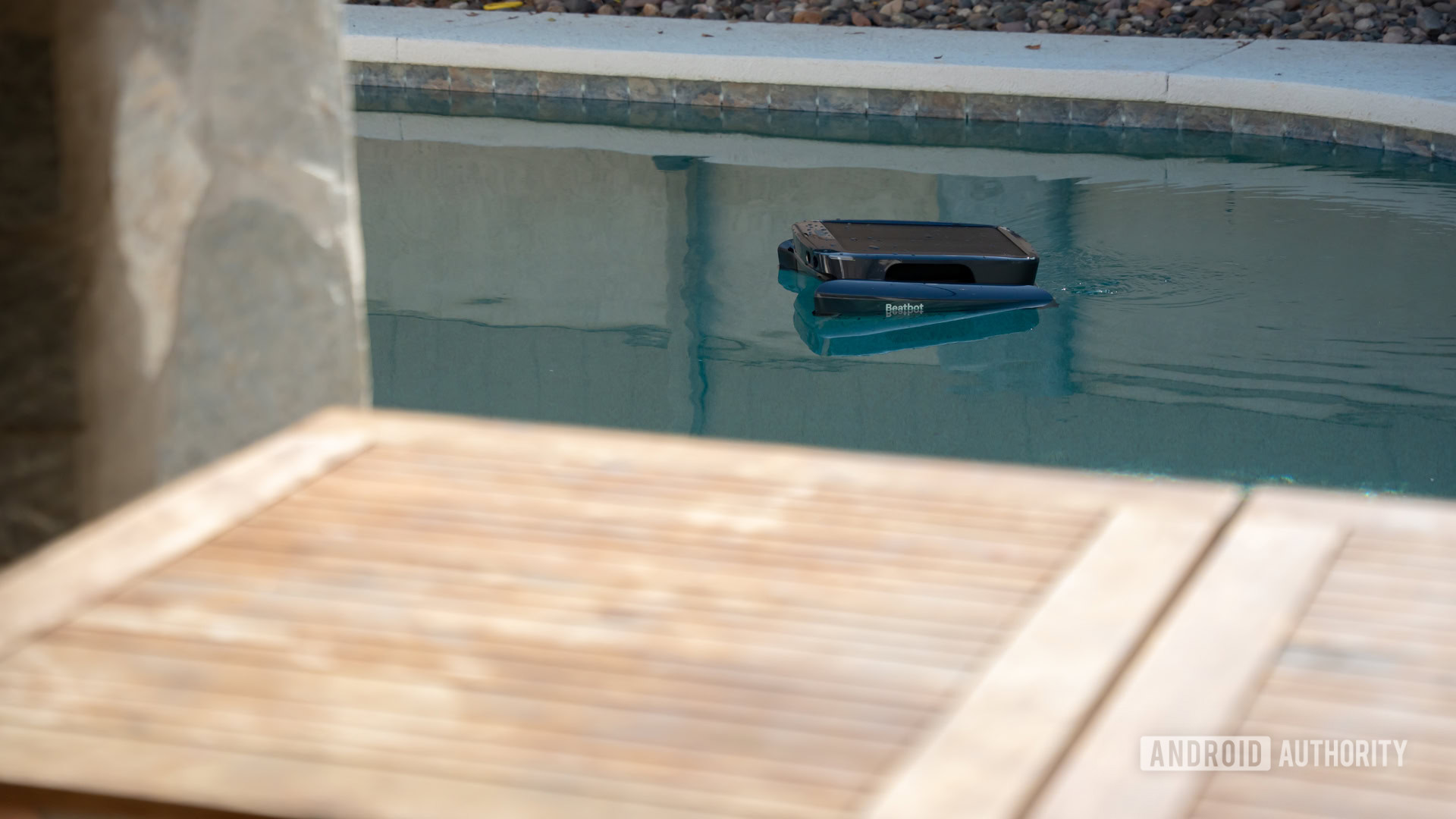 Beatbot iSkim cleaning pool surface 27 Beatbot iSkim cleaning pool surface 27