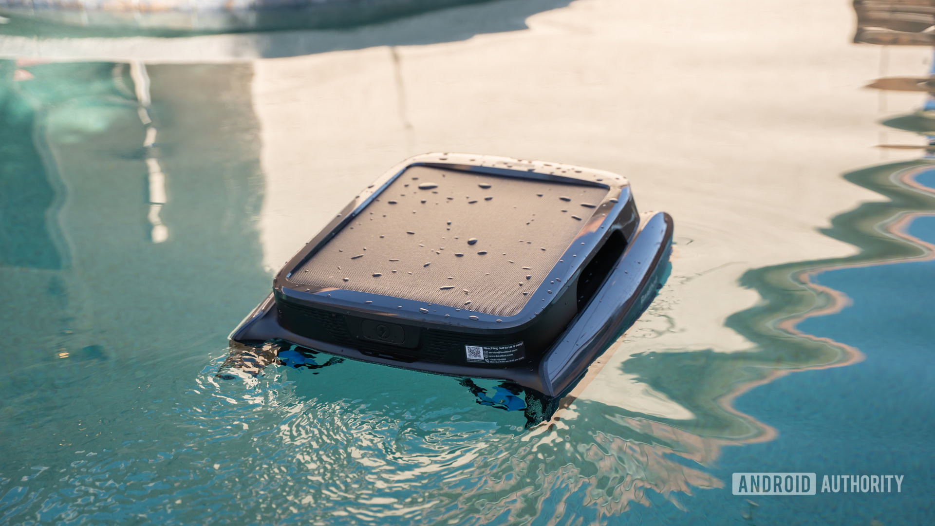 Beatbot iSkim cleaning pool surface 28 Beatbot iSkim cleaning pool surface 28
