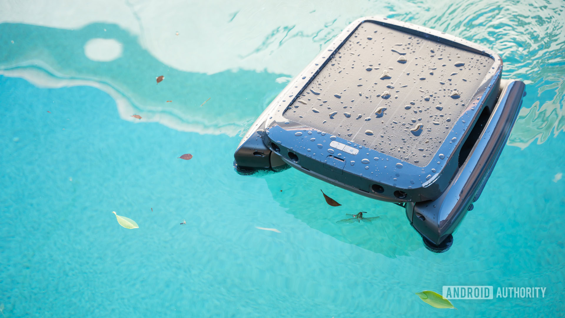 Beatbot iSkim cleaning pool surface 32 Beatbot iSkim cleaning pool surface 32