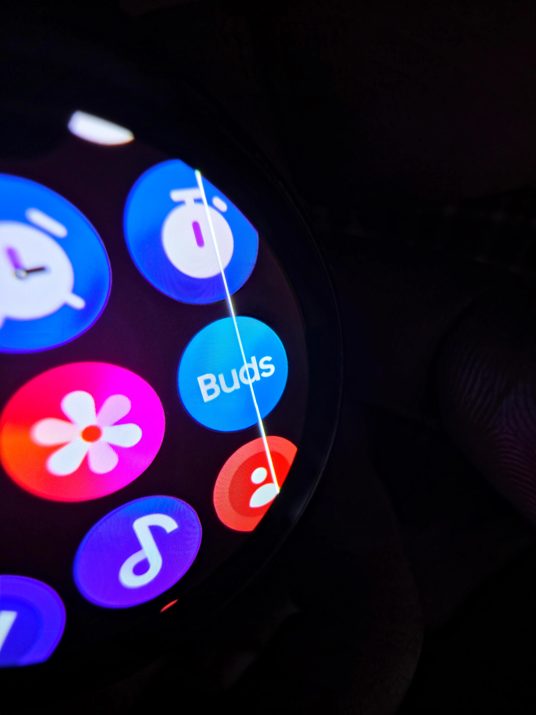 Galaxy Watch 4 White line on display (1)