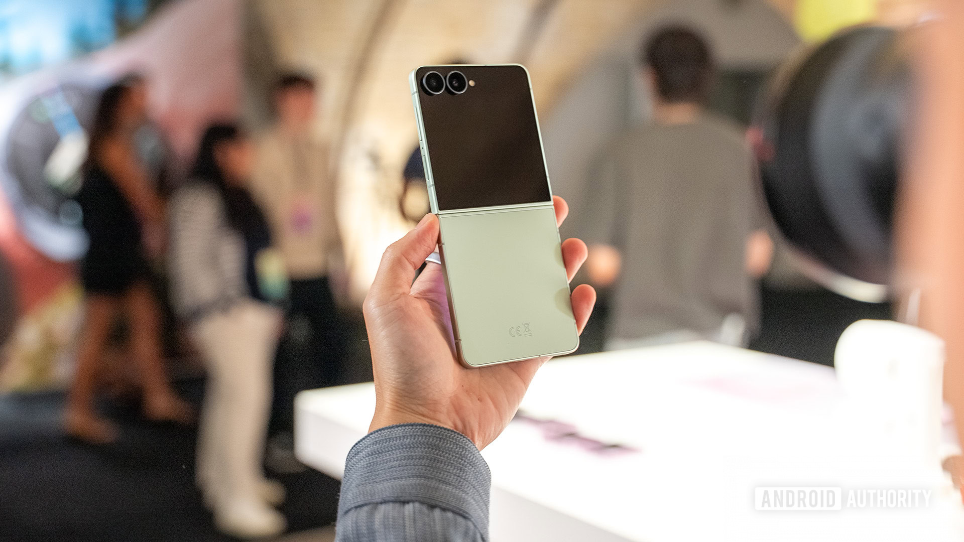 Galaxy Z Flip 8 Mint in hand