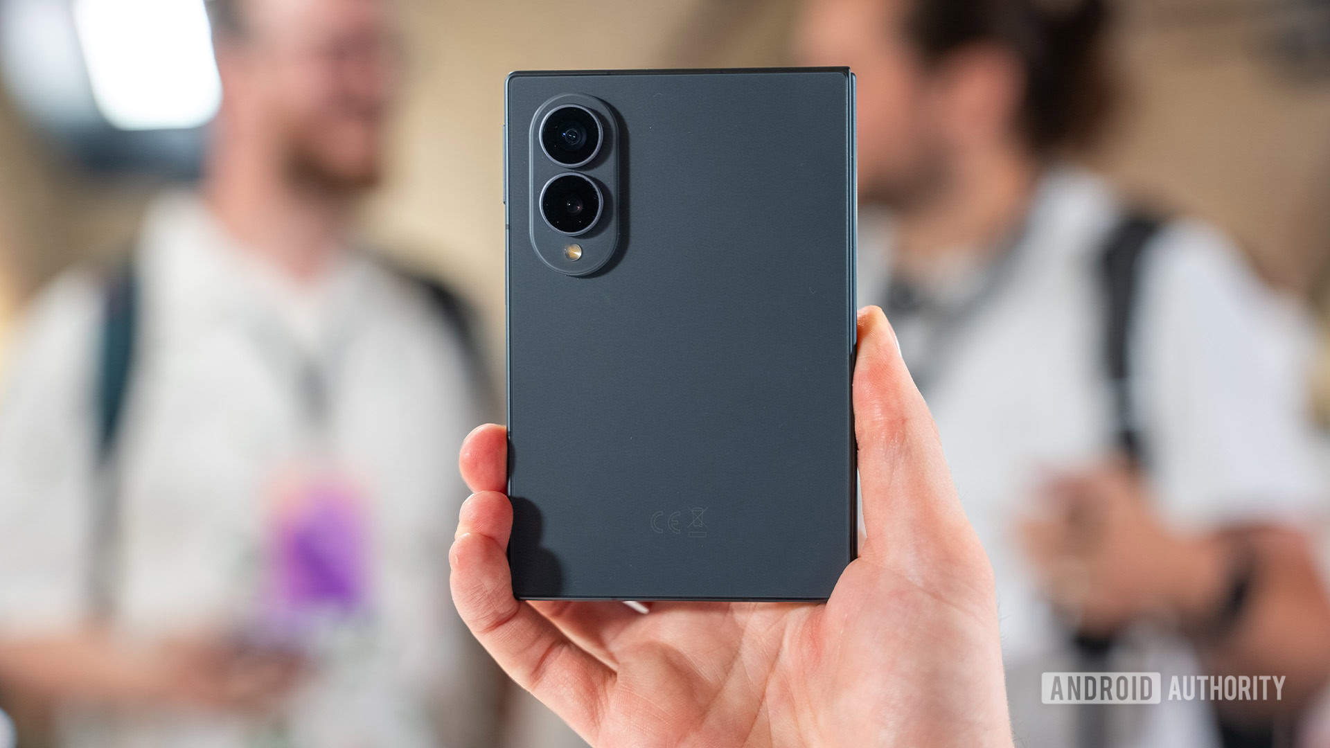 Galaxy Z Fold 8. graphite in hand Galaxy Z Fold 8. graphite in hand