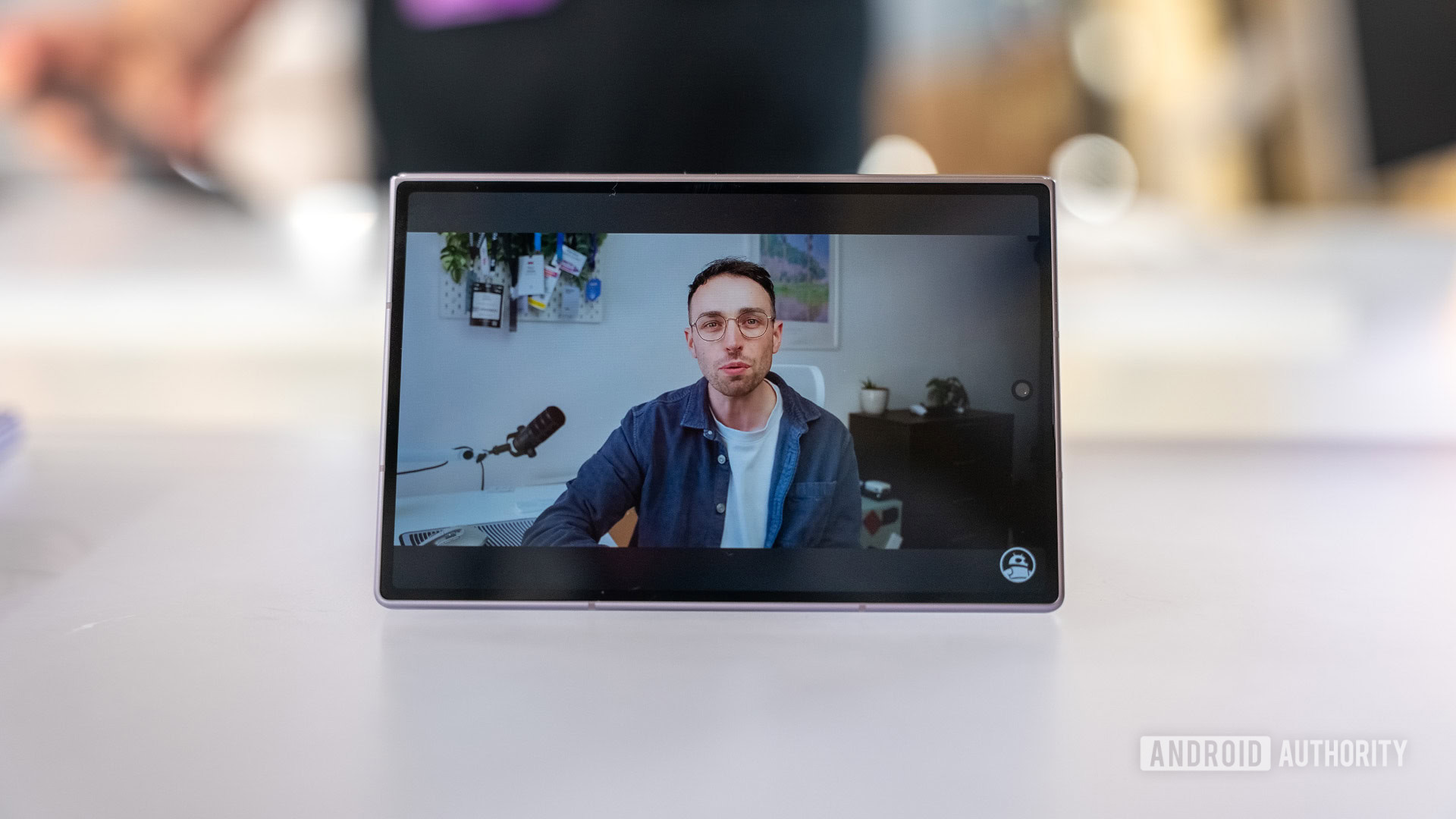 Galaxy Z Fold 8. video on cover display