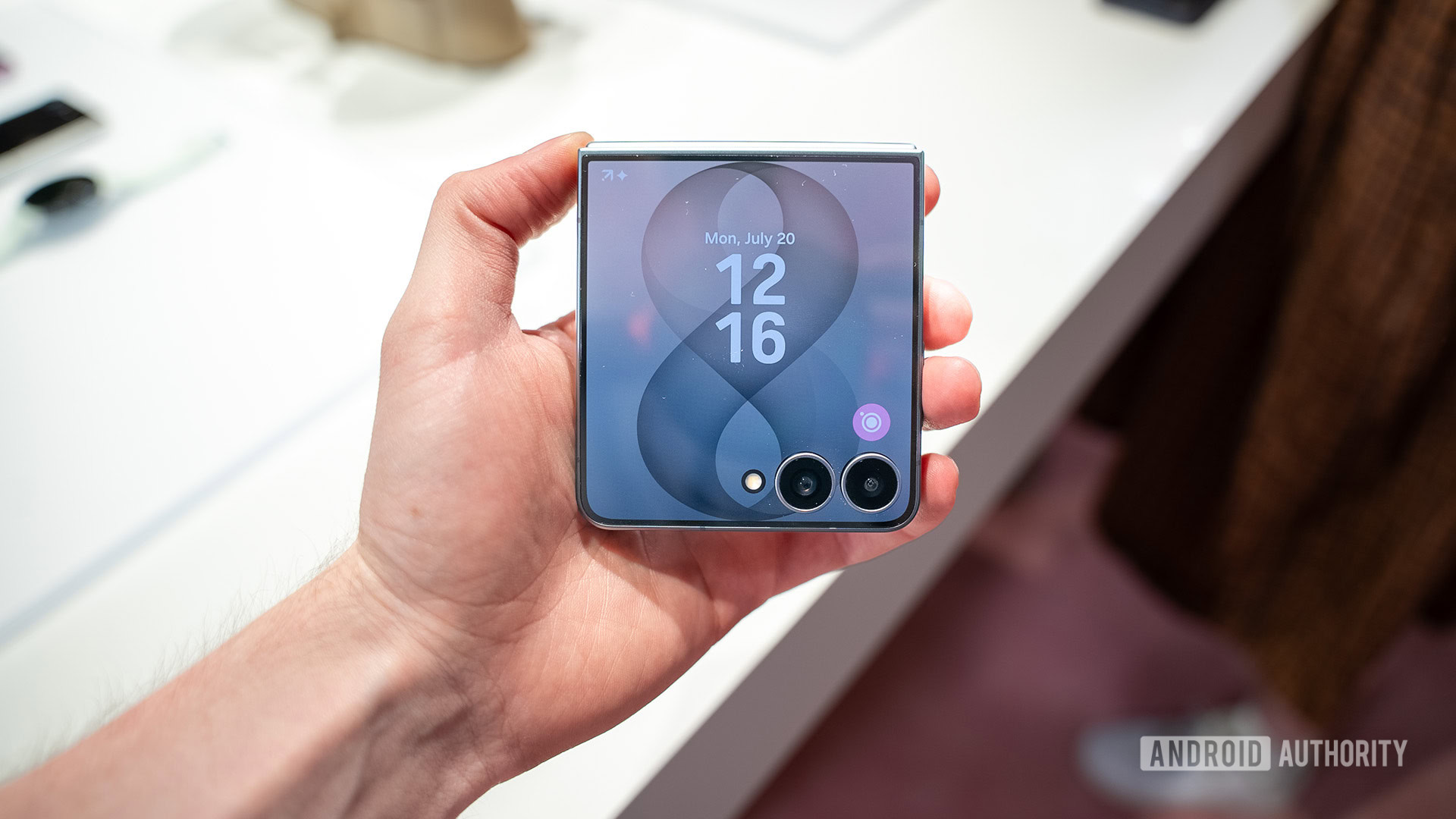 Galazy Z Flip 8 cover display in hand Galazy Z Flip 8 cover display in hand