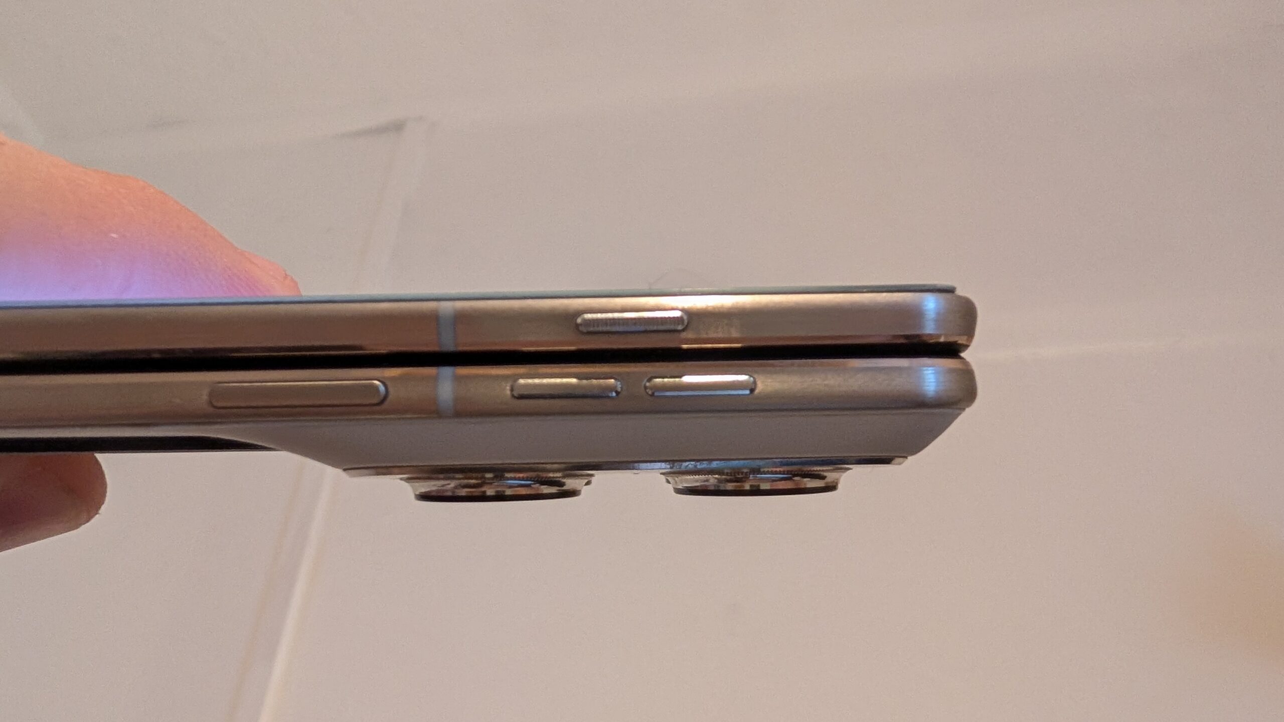 Moto Razr Fold AI key 2